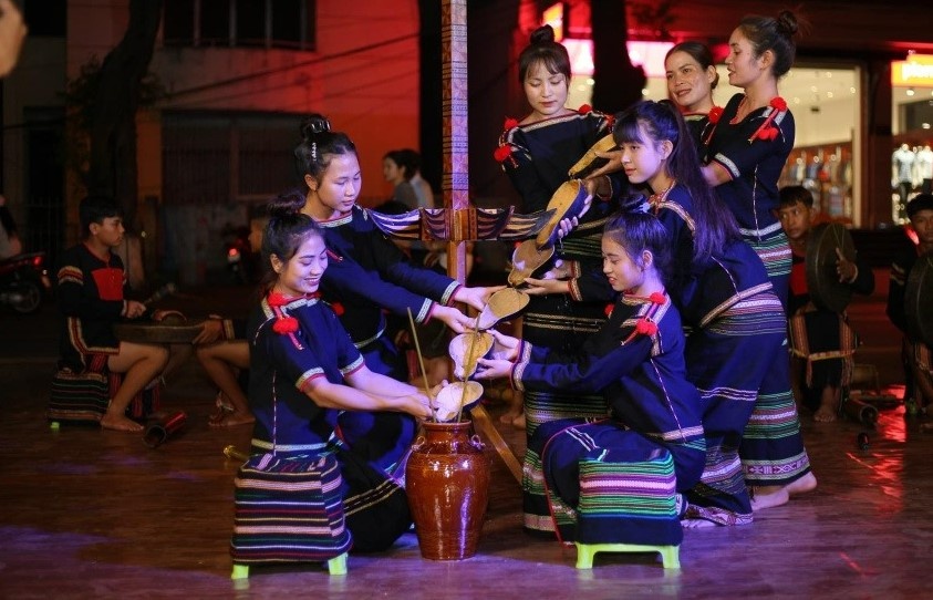 Van hoa E De trong Ngay hoi sang tao o Duong sach Ban Me hinh anh