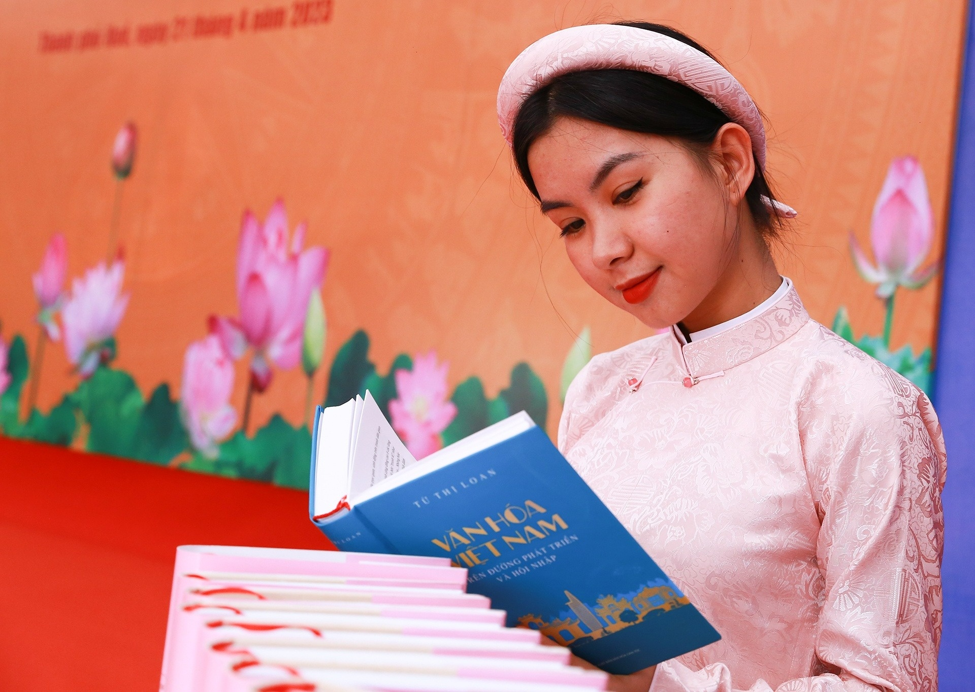 Moi ban doc de cu sach cho Giai thuong Sach Quoc gia hinh anh