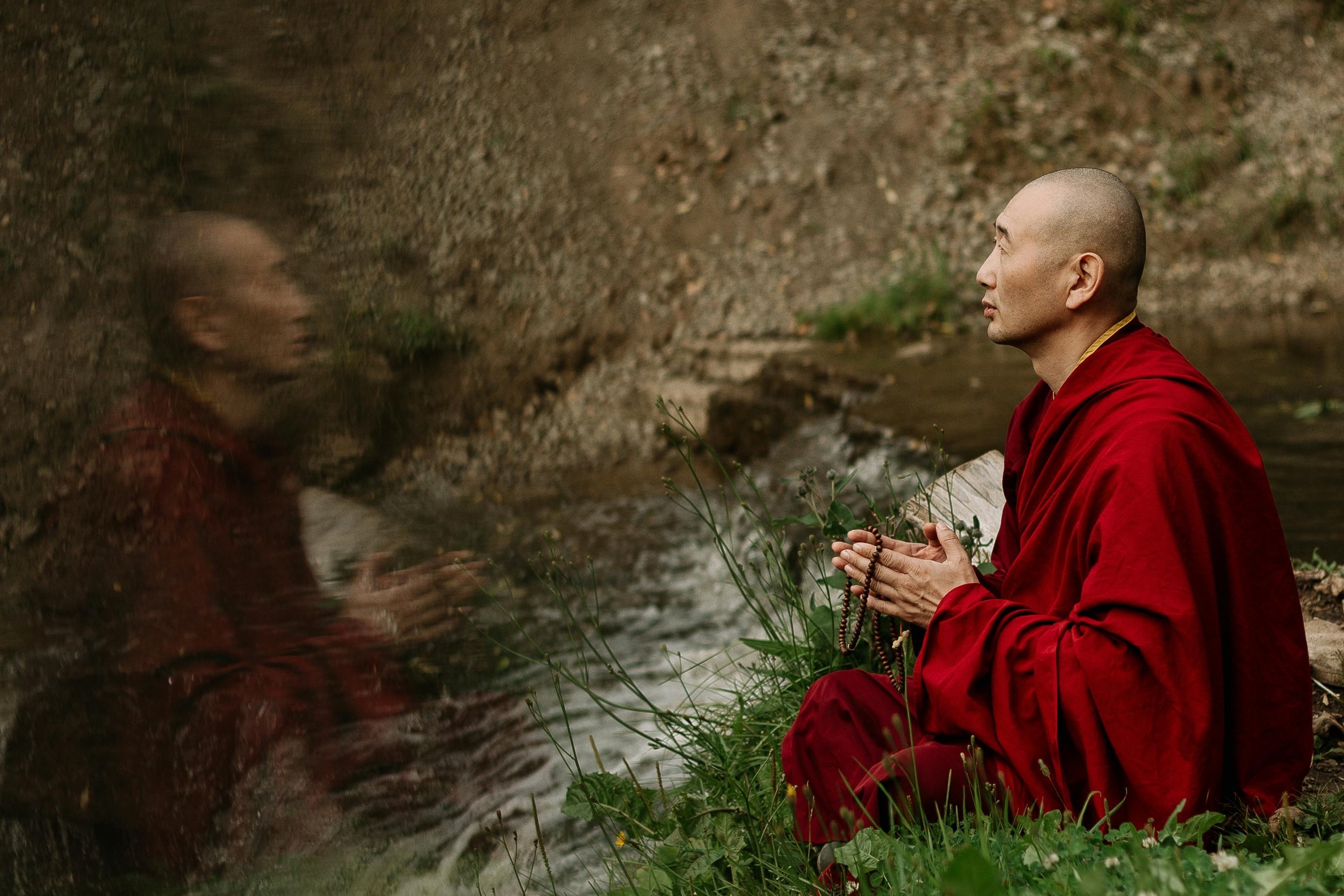 Khac biet giua nhom huong ngoai va huong noi trong Phat giao hinh anh