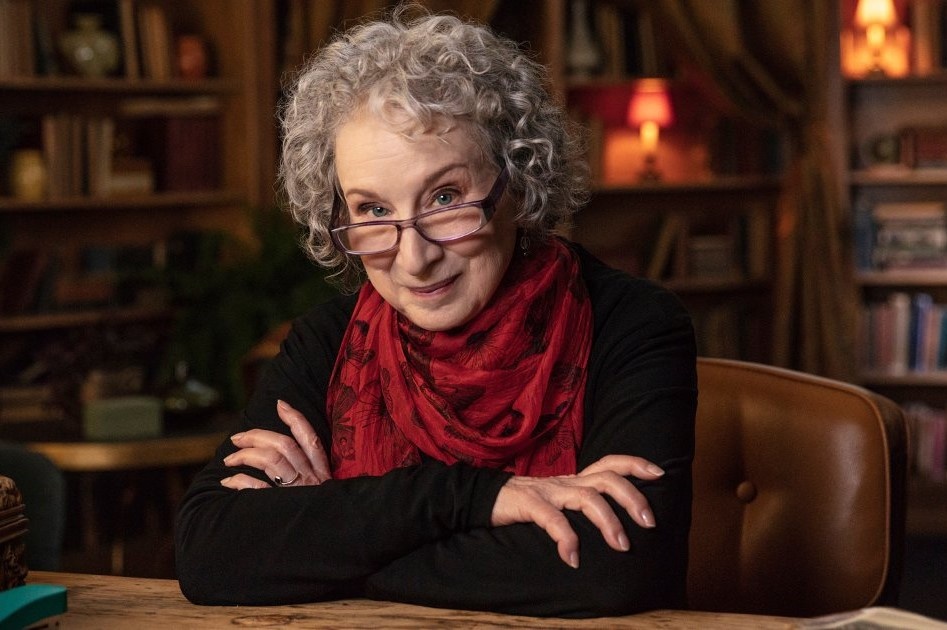 Nha van noi tieng ket hop voi AI huong dan doc sach kinh dien hinh anh