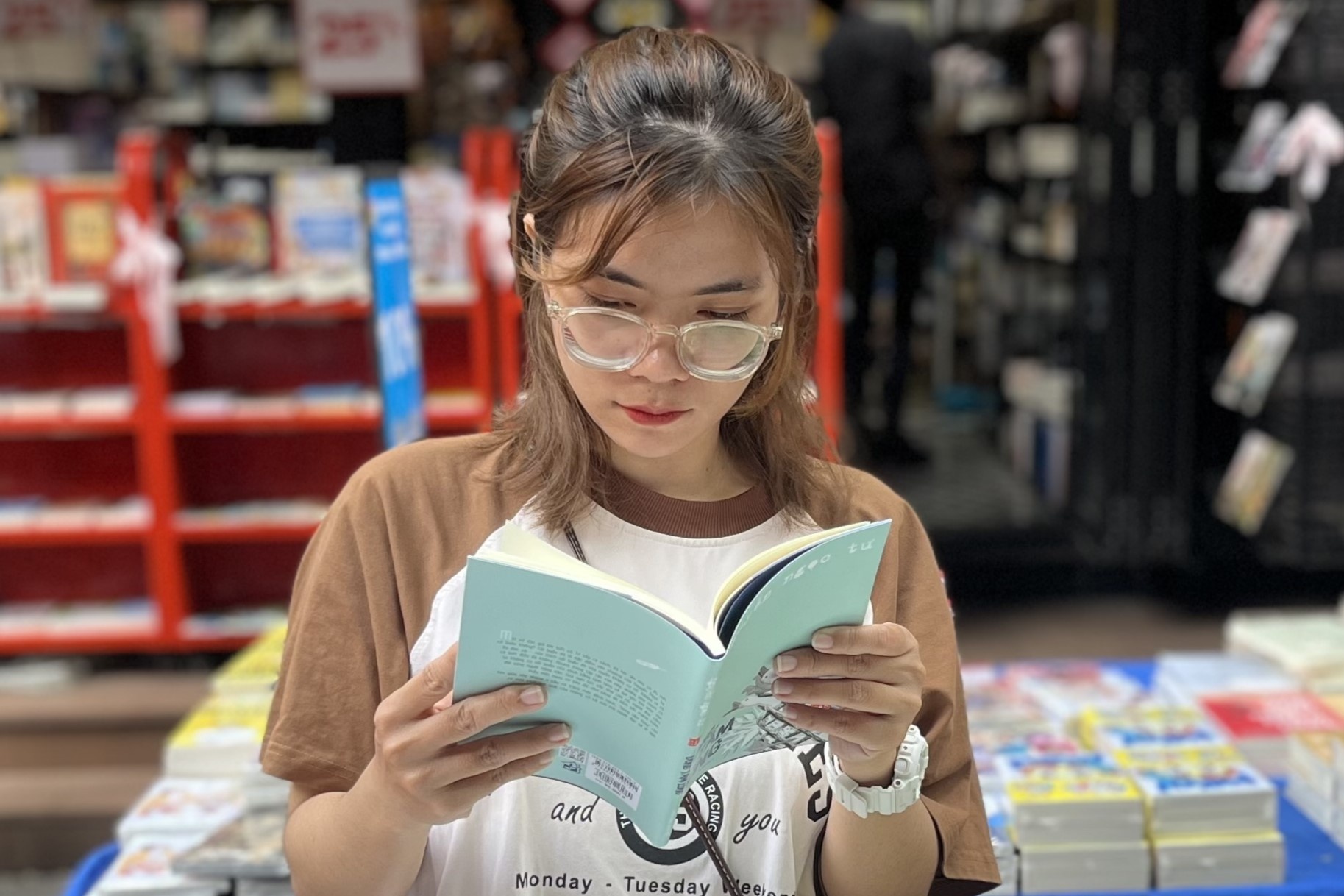 'Thoi nay khong thieu sach, ma thieu nguoi doc' hinh anh