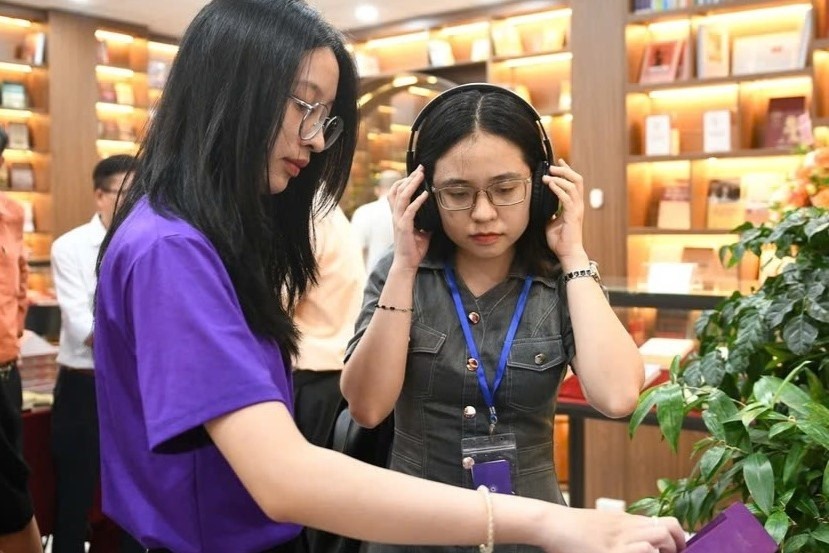 Di san Ho Chi Minh den gan ban doc qua sach dien tu, sach noi hinh anh