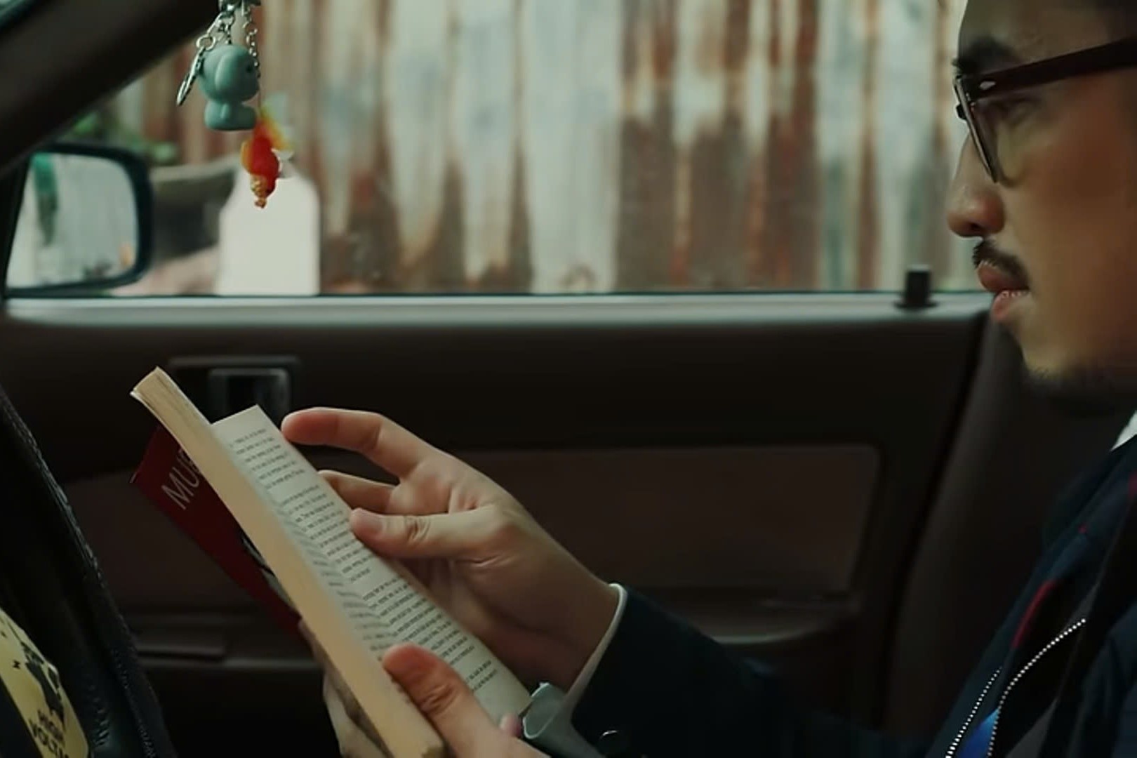 Hai cuon sach dac biet trong MV cua Vu hinh anh