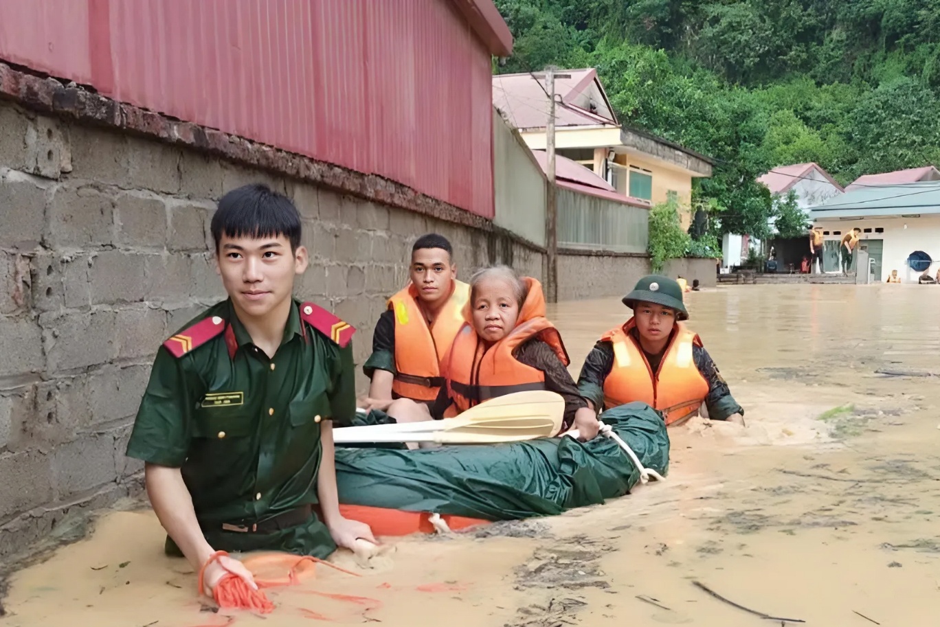 Nguoi lam sach chung tay ung ho dong bao chiu thiet hai boi bao lu hinh anh