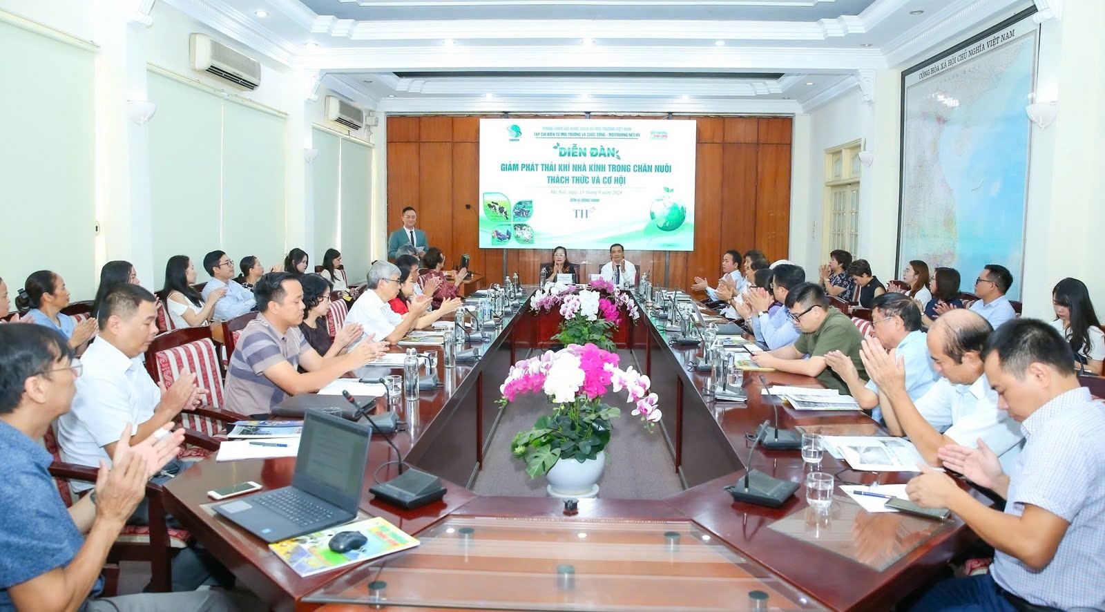 phat thai nha kinh anh 2