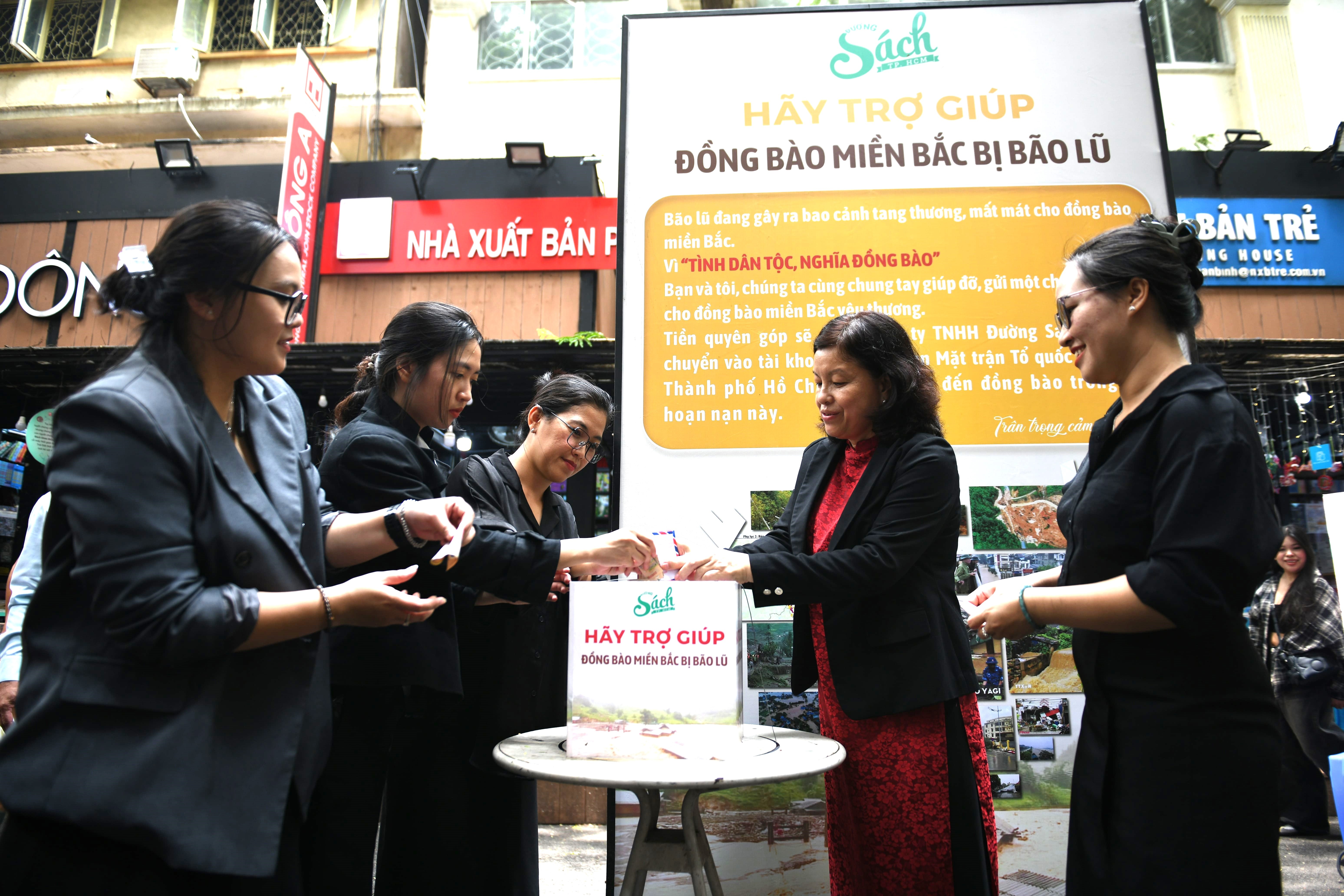 Duong sach TP.HCM keu goi ung ho nguoi dan chiu anh huong bao lu hinh anh