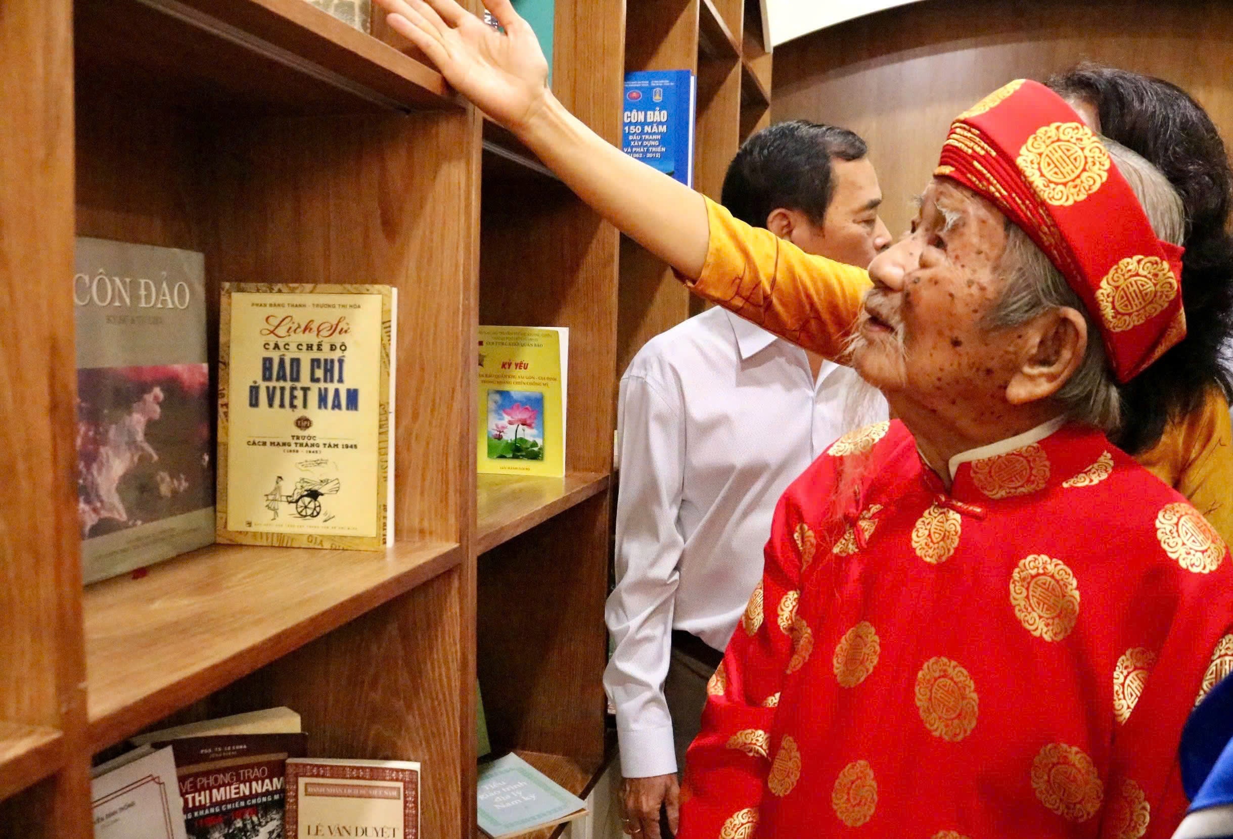 Ra mat khong gian trai nghiem Thu vien so Nguyen An Ninh hinh anh