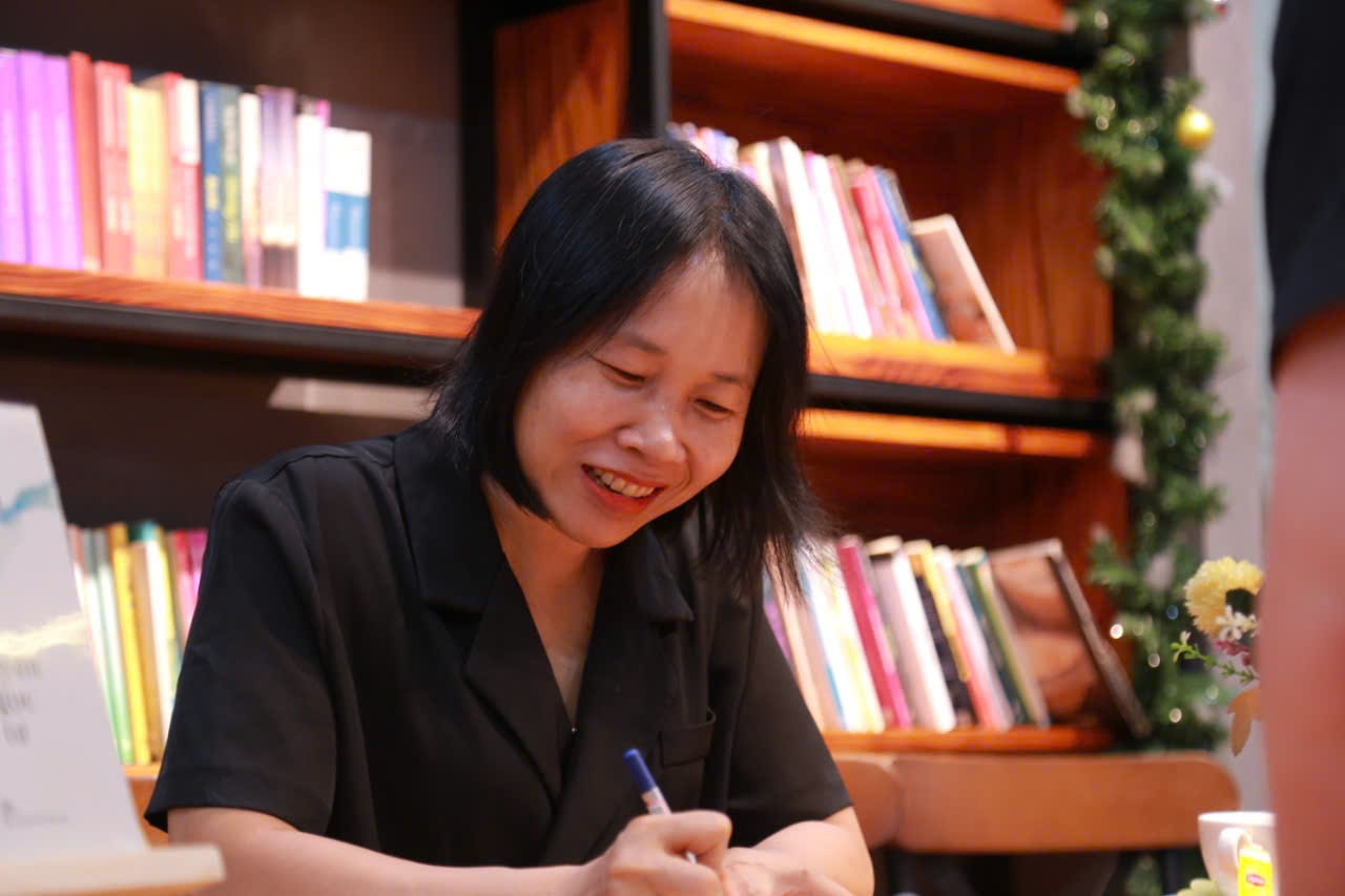 Nguyen Ngoc Tu nhan giai thuong Van hoc Dien Tri, Trung Quoc hinh anh