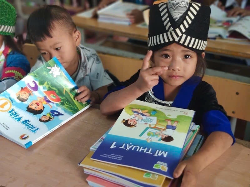 NXB Giao duc don toan luc cung ung hang trieu SGK cho vung bao lu hinh anh