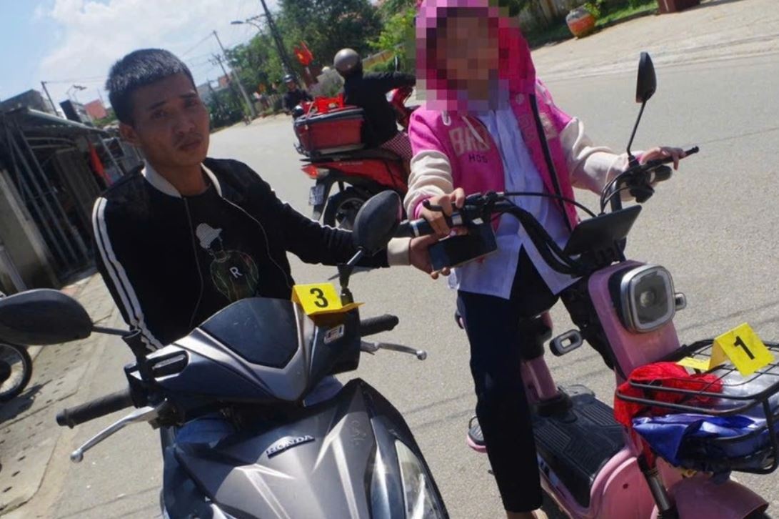 Bat giu ke cuop dien thoai cua nu sinh khi di xem mua lan hinh anh