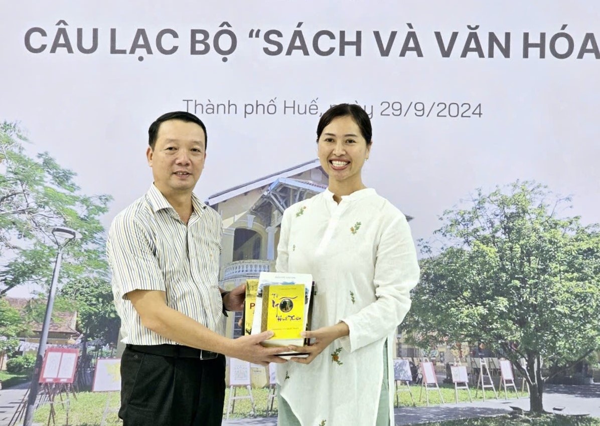 Ra mat Cau lac bo Sach va Van hoa Hue hinh anh