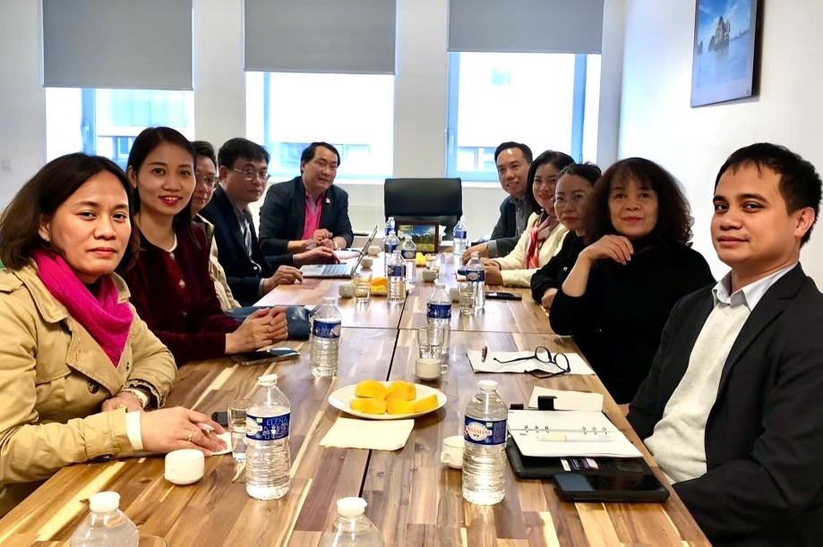 Day manh hop tac xuat ban voi Trung tam Van hoa Viet Nam tai Paris hinh anh