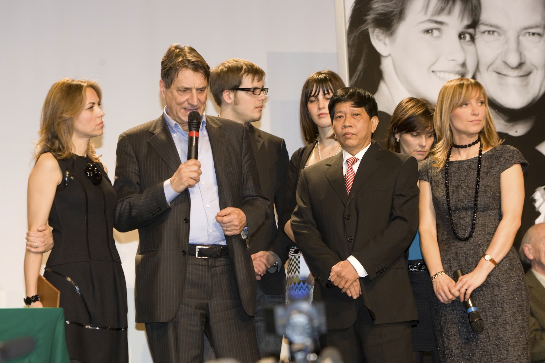 Khat vong vuon ra the gioi cua van chuong Viet hinh anh