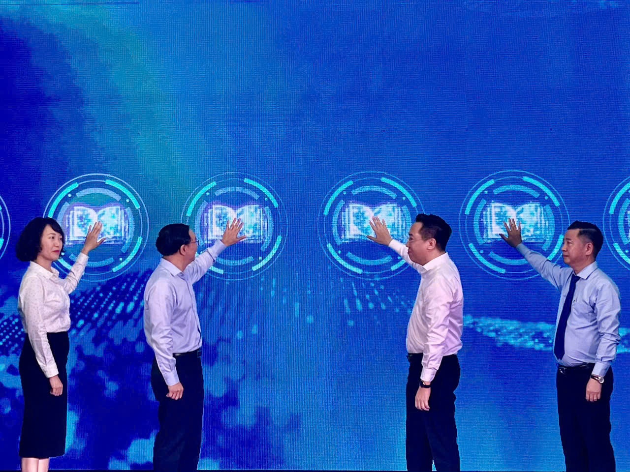 TP.HCM cong bo thiet ke 3 duong sach, khong gian sach moi hinh anh