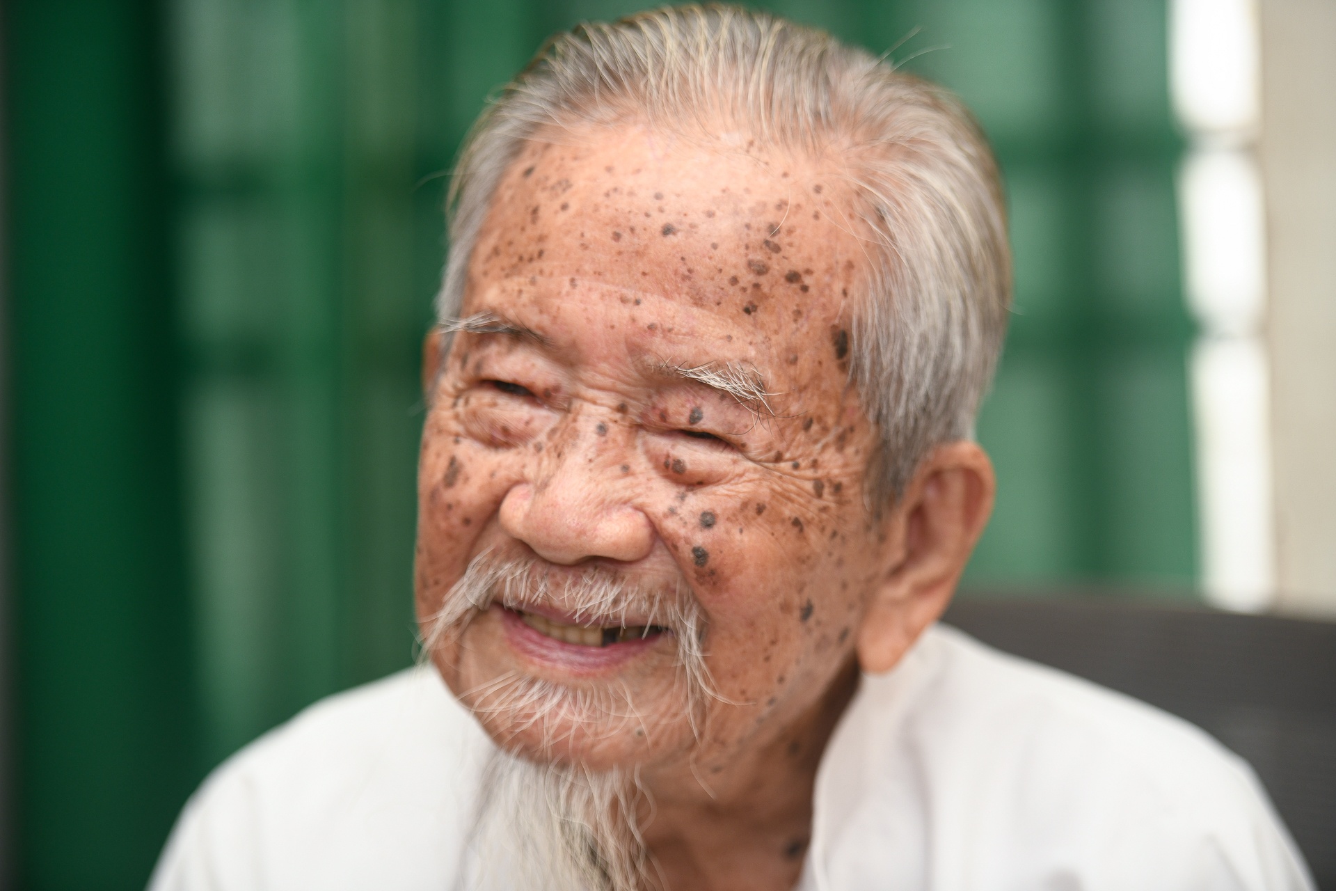 Cu ong 104 tuoi doc bao, nghien cuu hang ngay, viet sach tri an TP.HCM hinh anh