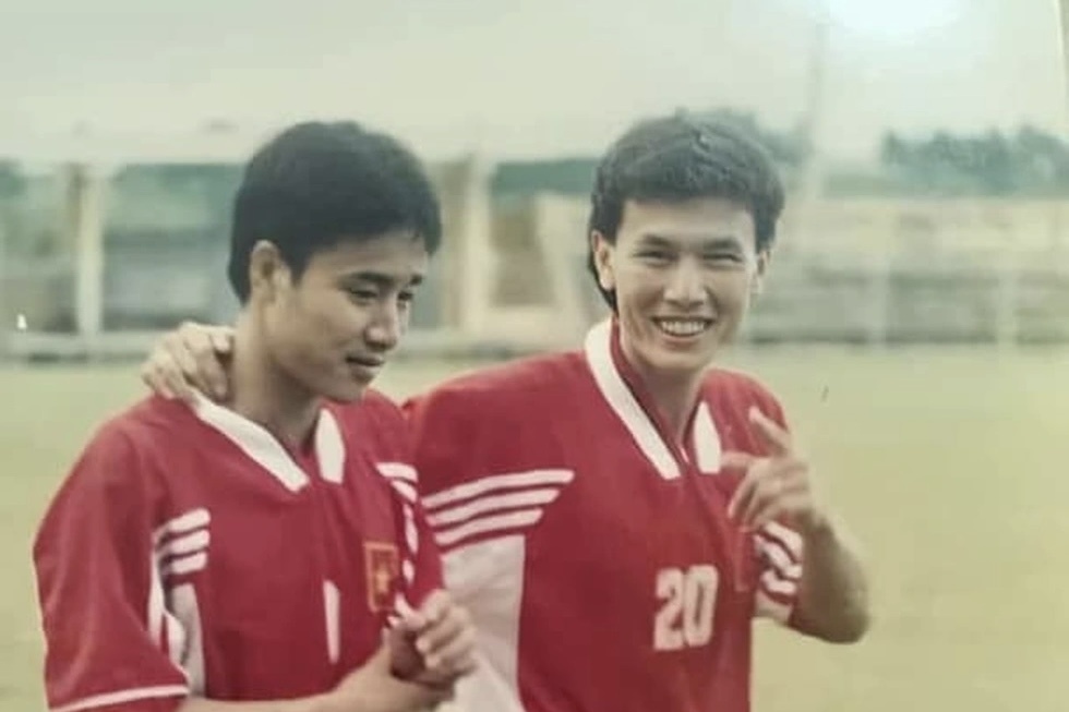 34 tuoi, coi ao ngoi sao, Hong Son quay lai truong hoc tren xe may cu hinh anh