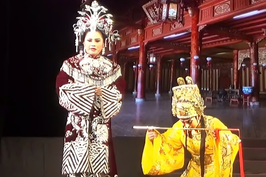 Chuyen Tu Duc dang roi len me Tu Du de chiu phat hinh anh