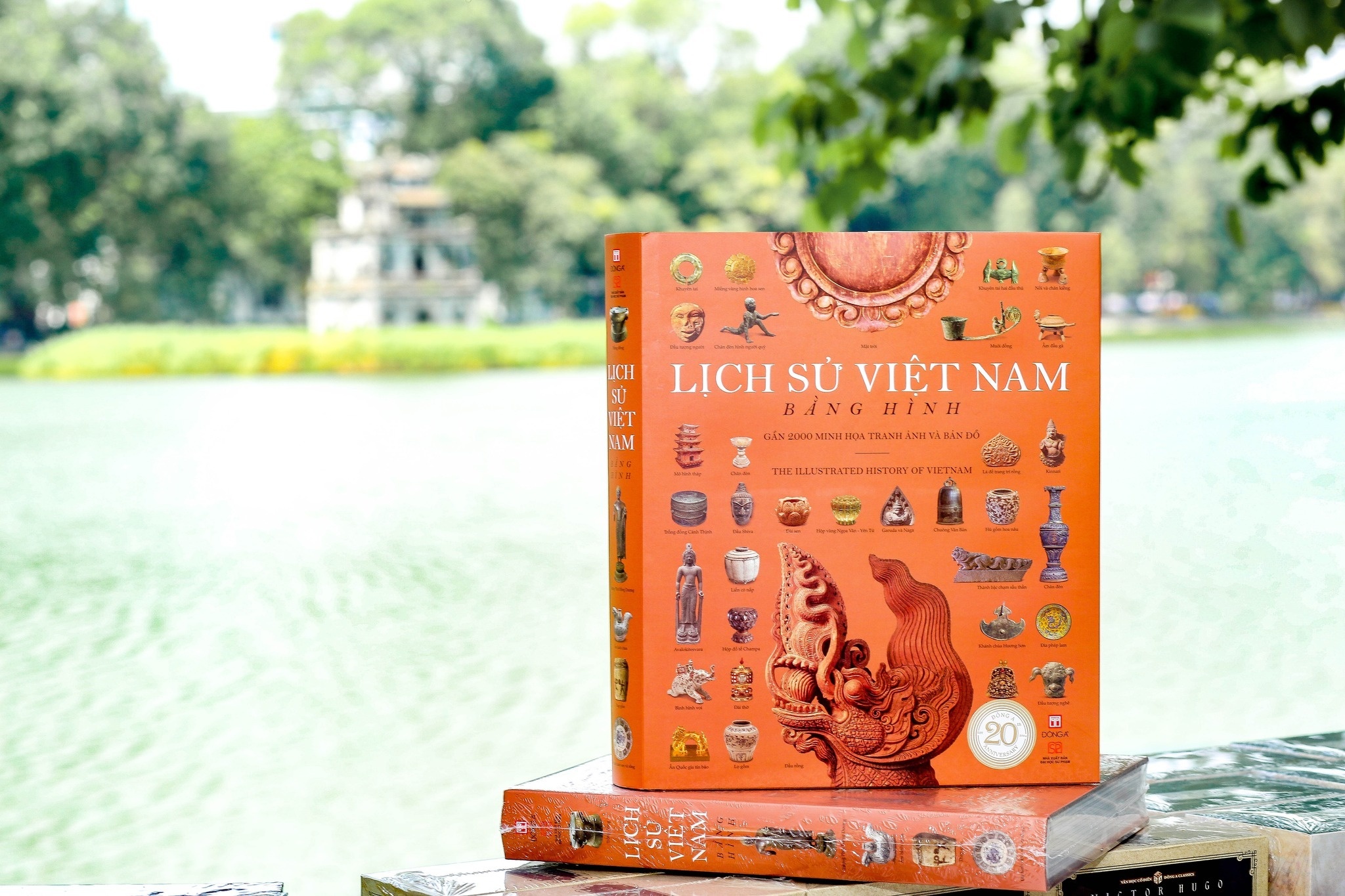 Ba cuon sach duoc Bo truong GD&DT tang nu sinh lop 8 o Dak Nong hinh anh