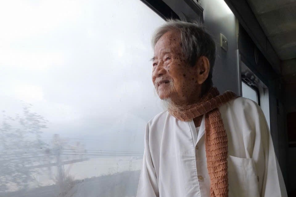 Nha nghien cuu 104 tuoi ngoi tau ra Ha Noi tham du Giai Sach Quoc gia hinh anh