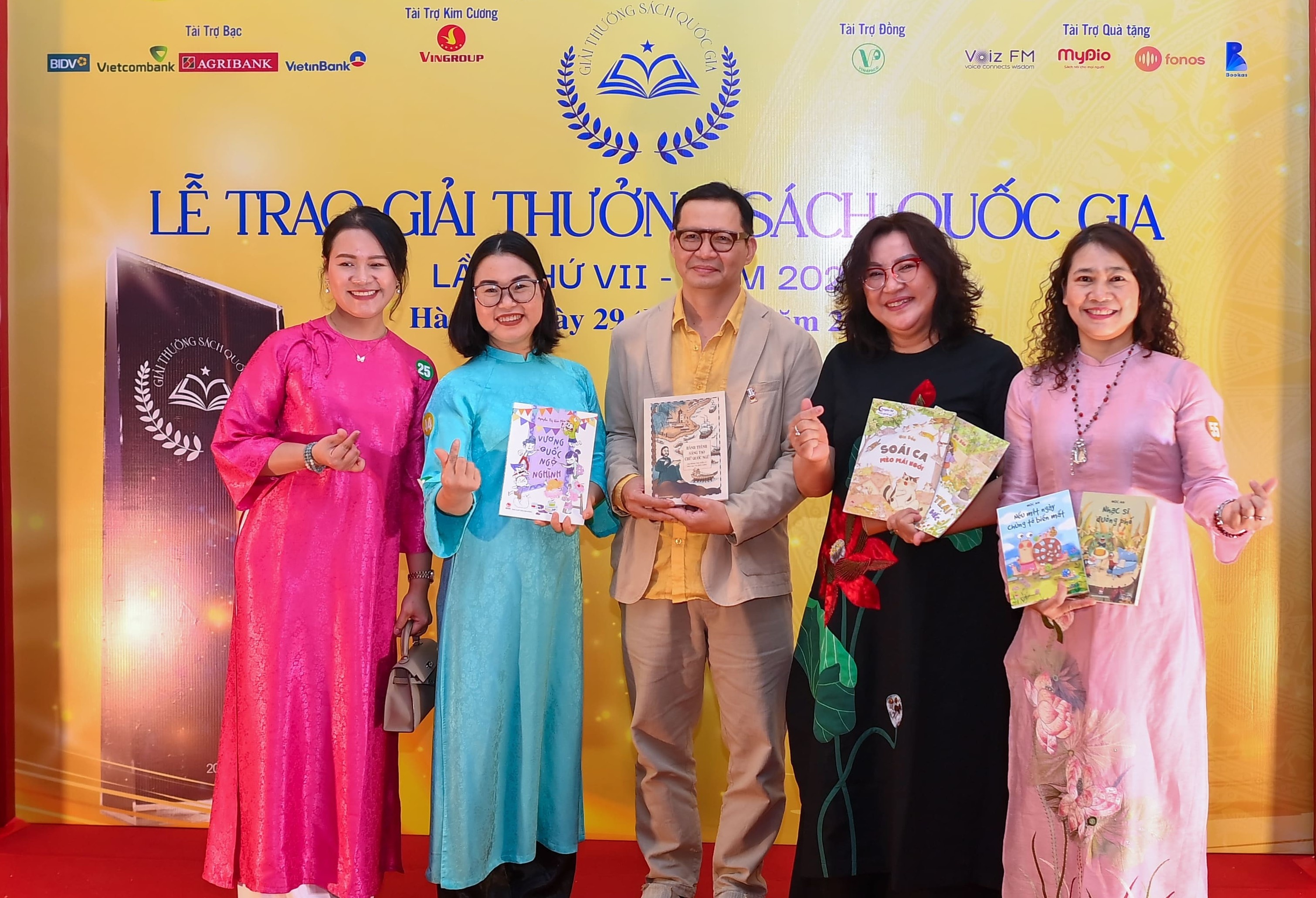 Tac gia, nguoi lam sach vo oa niem vui hau giai Sach Quoc gia hinh anh