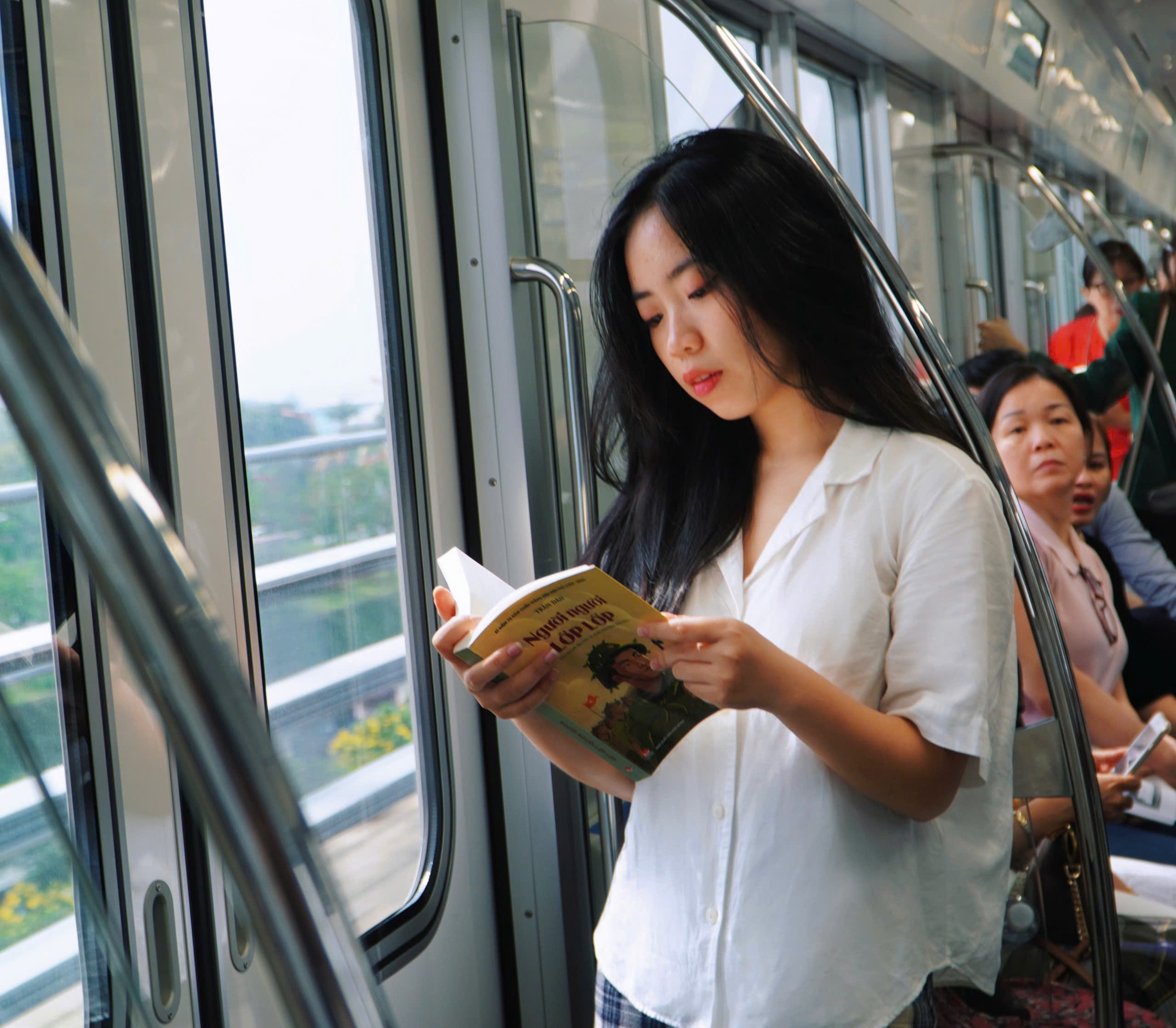 Trai nghiem doc sach tren metro Ben Thanh - Suoi Tien hinh anh