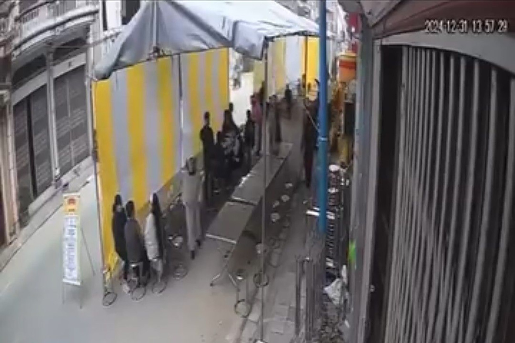 Oto dam thang vao rap dam tang o Hai Duong hinh anh