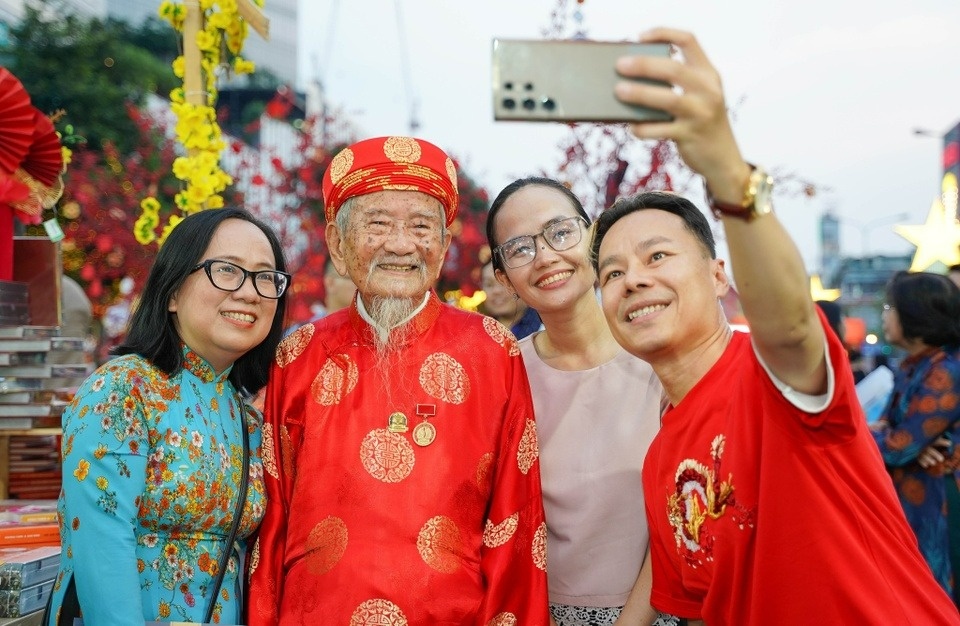 Loc sach va cong nghe la diem nhan tai Le hoi Duong sach Tet At Ty hinh anh