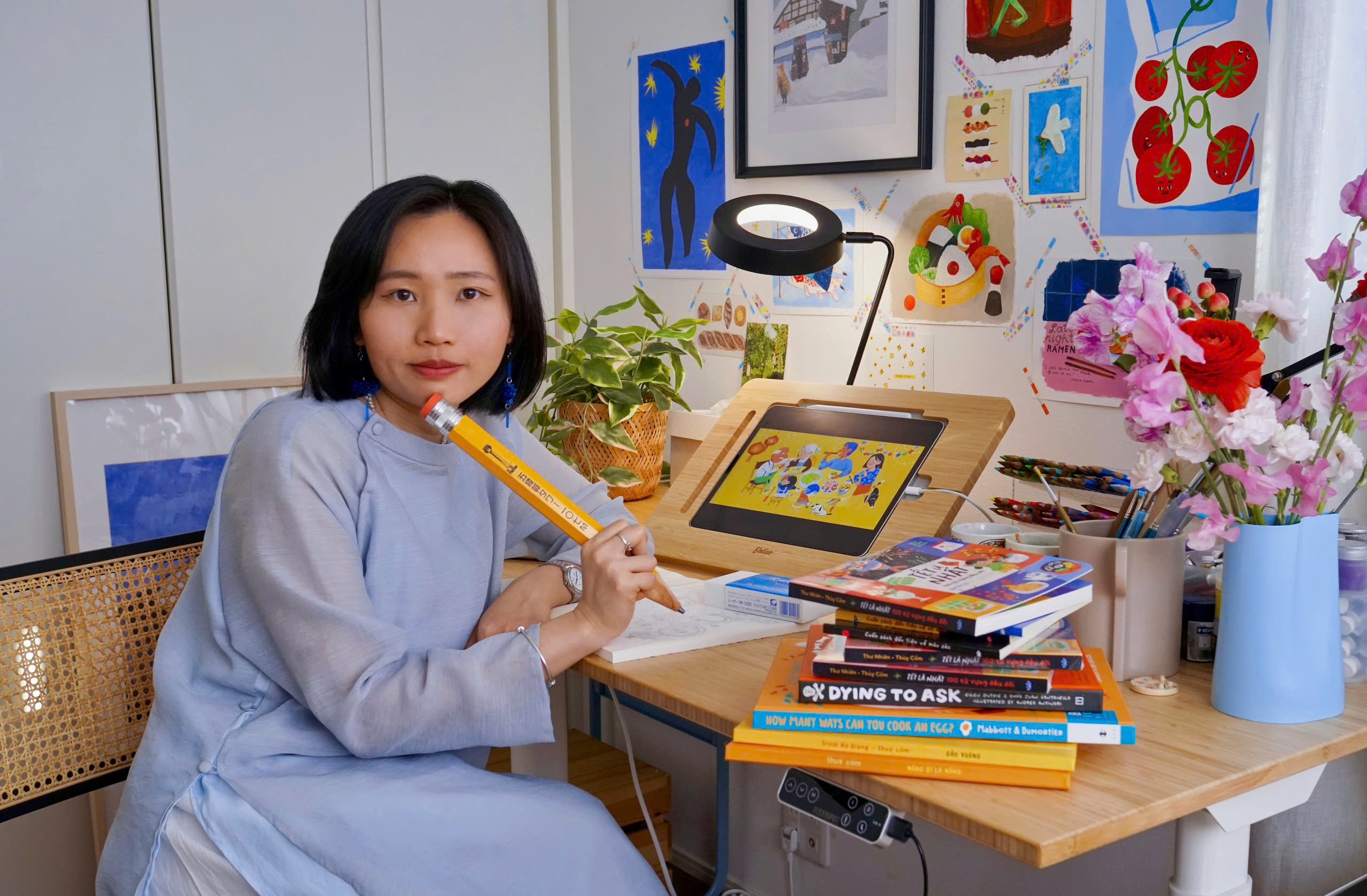 Hoa si Thuy Com don Tet som voi cuon sach dam sac xuan hinh anh