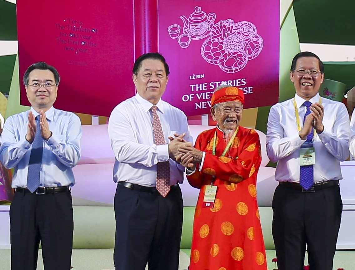 Lan dau co khong gian Sach Quoc gia tai Le hoi Duong Sach Tet hinh anh