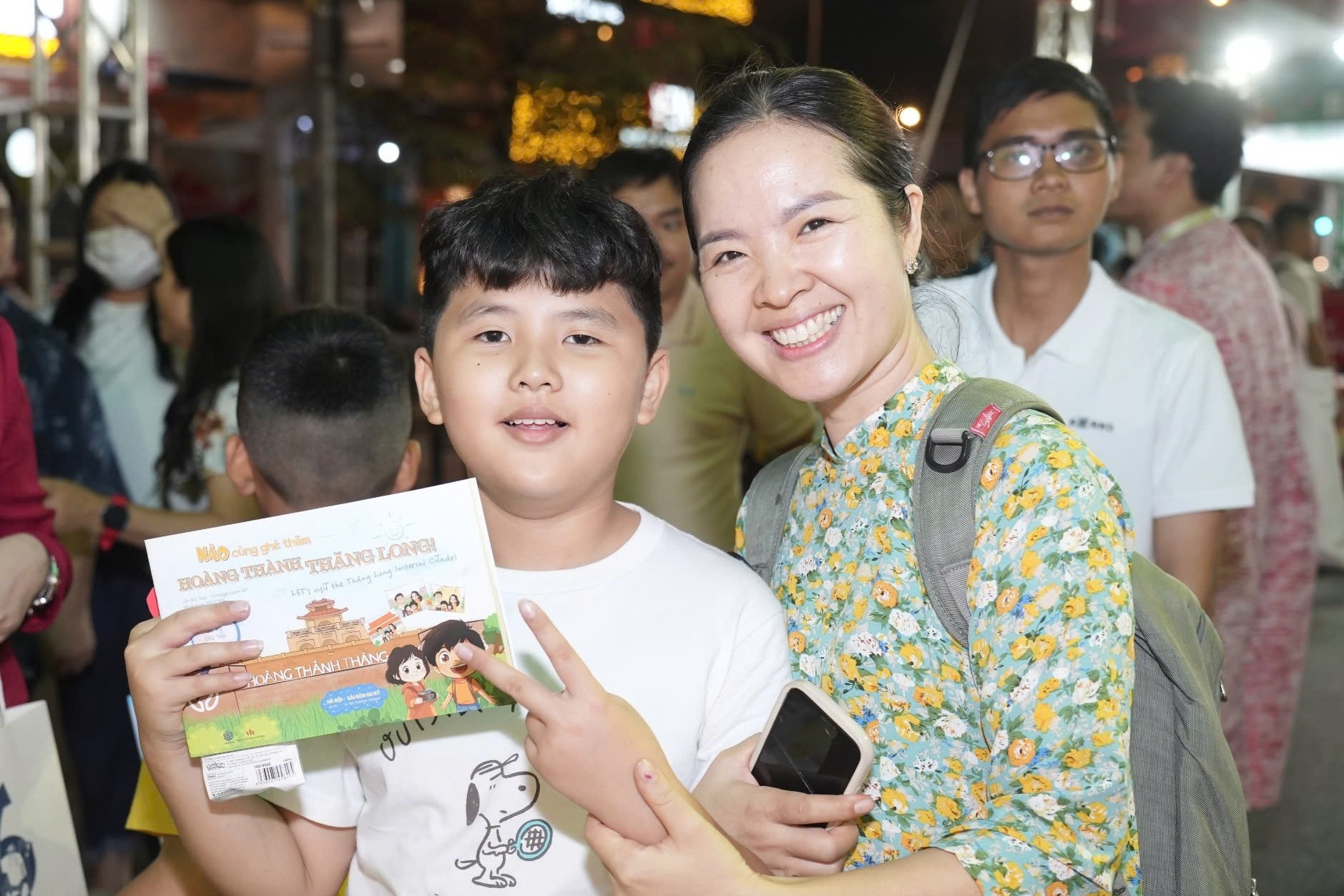 Bo sach song ngu 'Ha Noi - Sai Gon du ky' cho tre nho hinh anh