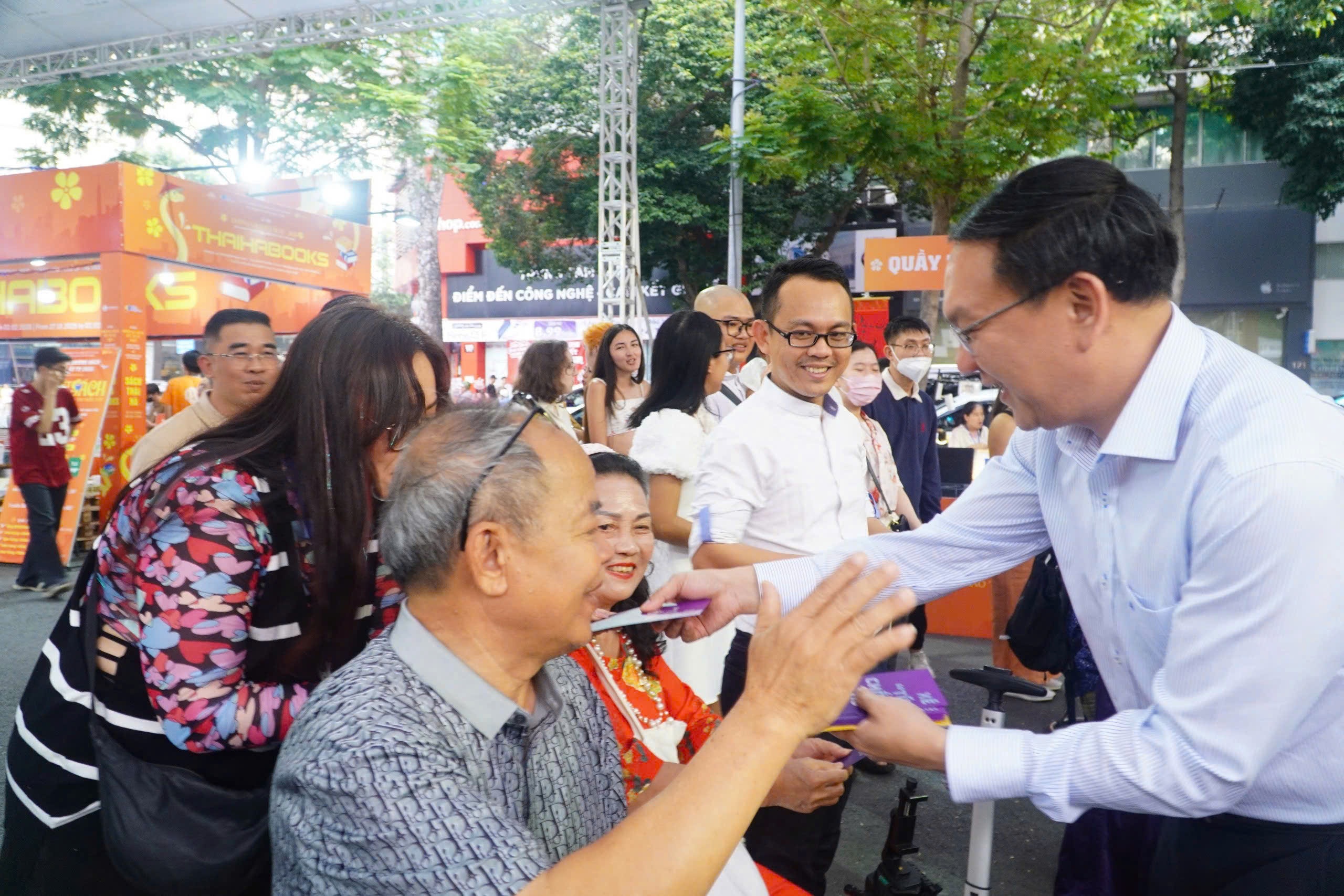 Nhan li xi tri thuc o Le hoi Duong sach Tet At Ty hinh anh