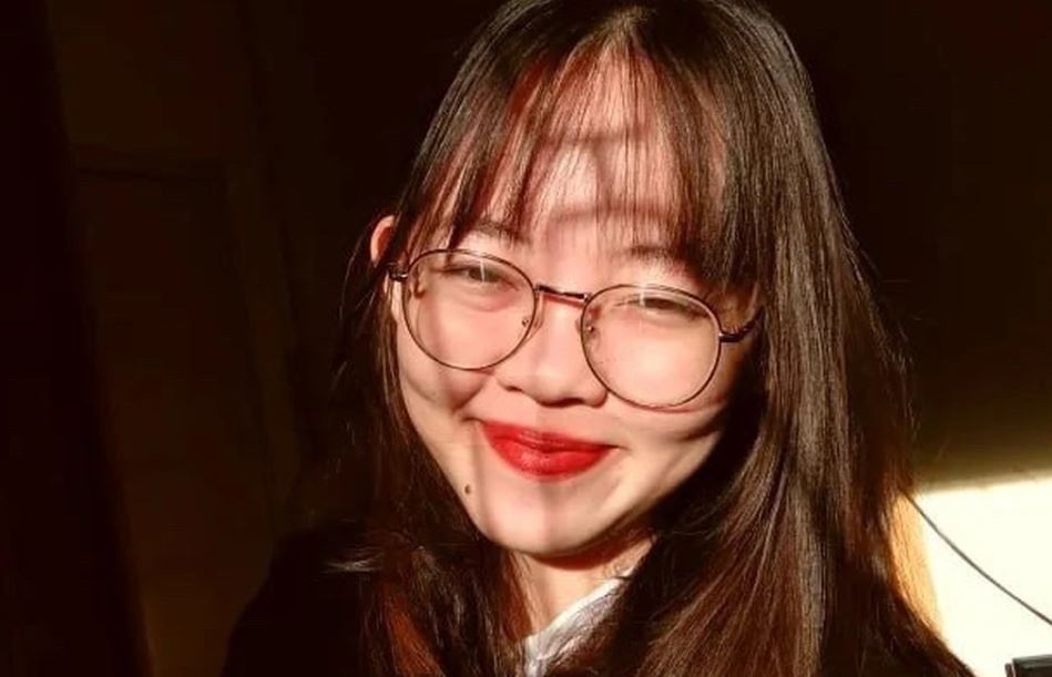 Nu thi si gen Z chinh phuc ban doc bang nhung van tho trong treo hinh anh