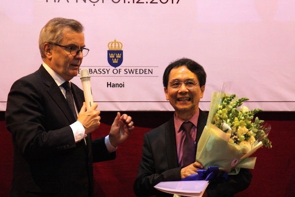 Nhin tu vu on ao tho 3 cau cua Mai Van Phan hinh anh