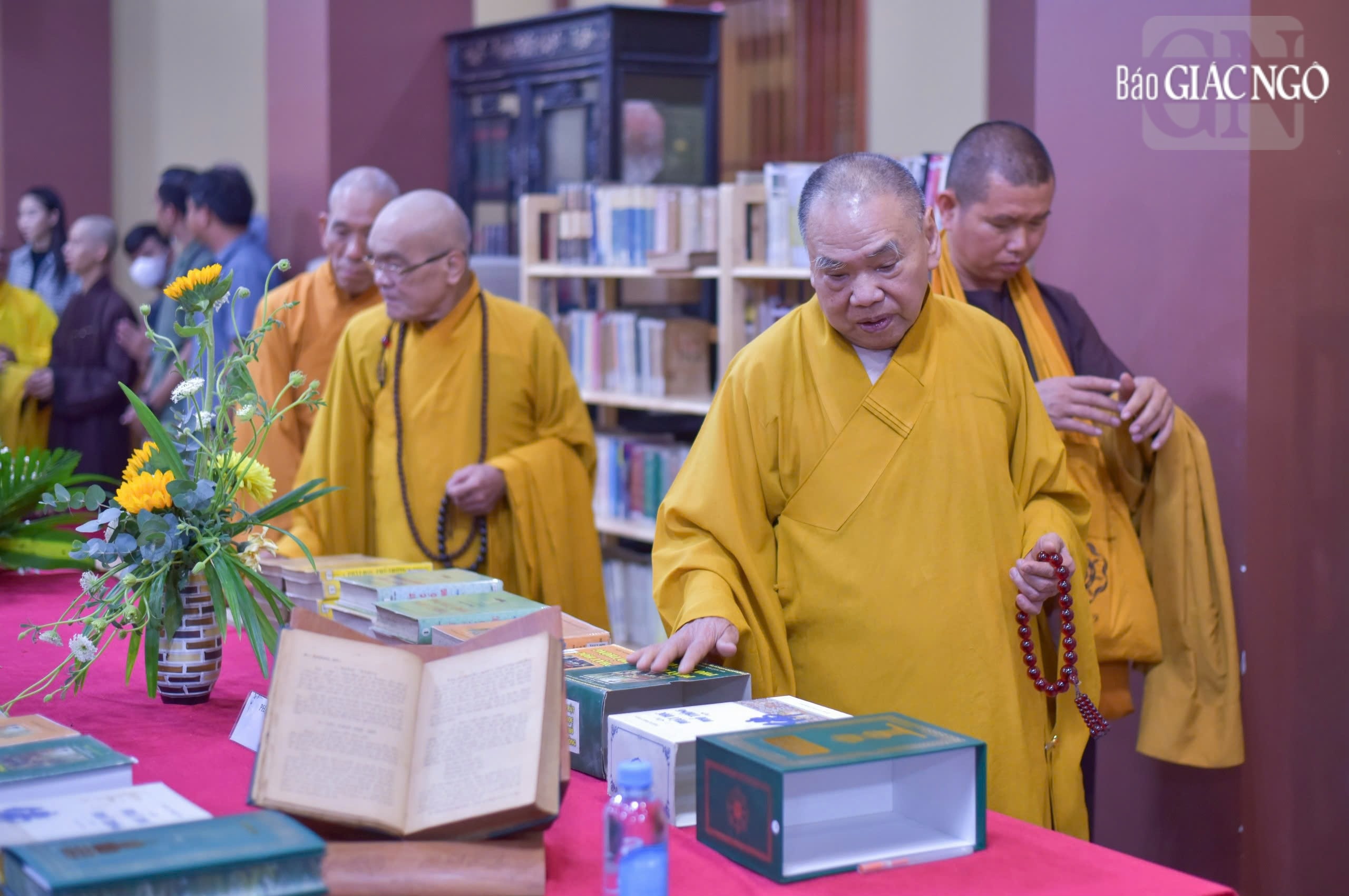 60 nam bo sach Phat hoc dac biet hinh anh