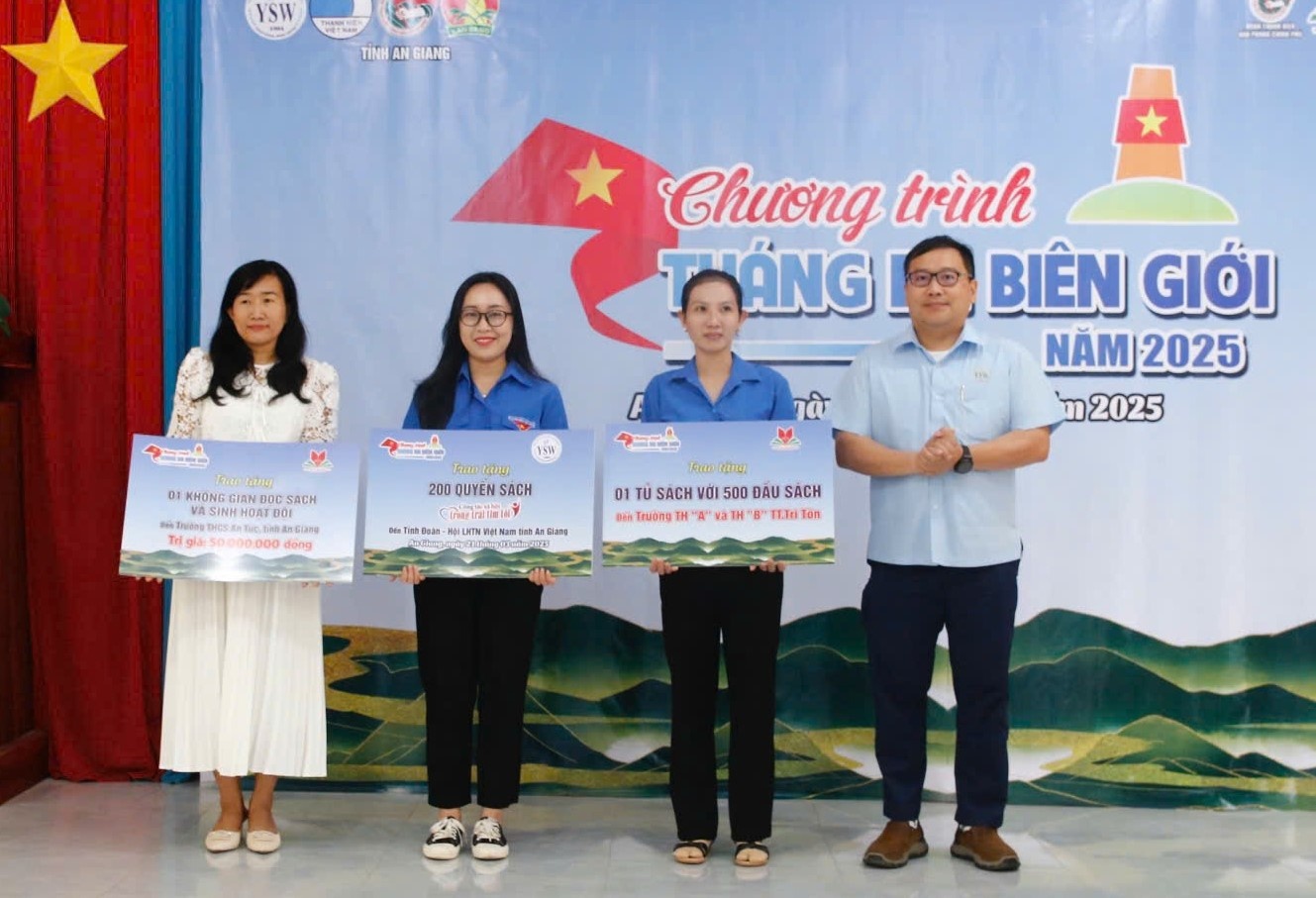 Chuong trinh 'Thang ba bien gioi' tang tu sach tai An Giang hinh anh