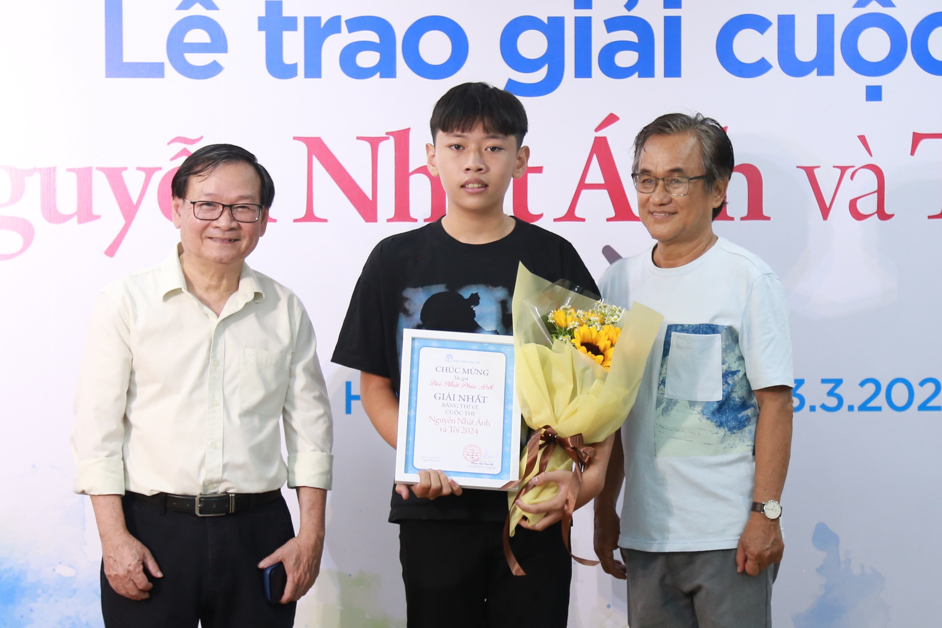 Nguyen Nhat Anh dua nhieu doc gia den voi trang sach hinh anh