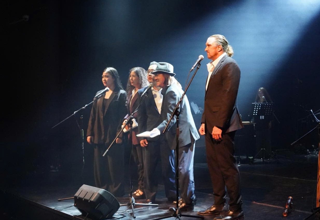 Ong Tay mac vest lam Chi Pheo, noi tieng Viet 'xin det' hinh anh