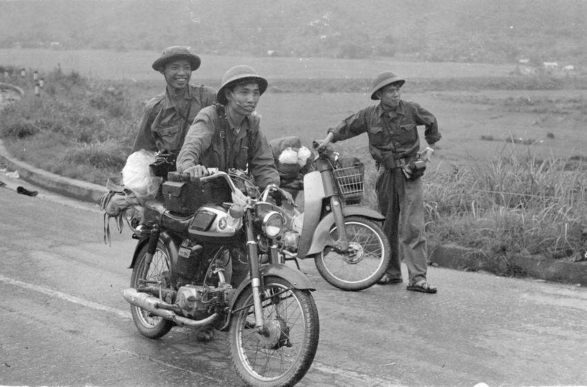 Hoi ky phong vien chien truong hinh anh