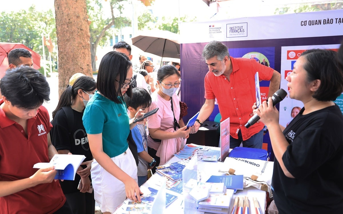 Hoi sach 'Thang Long - Ha Noi khat vong vuon minh' hinh anh