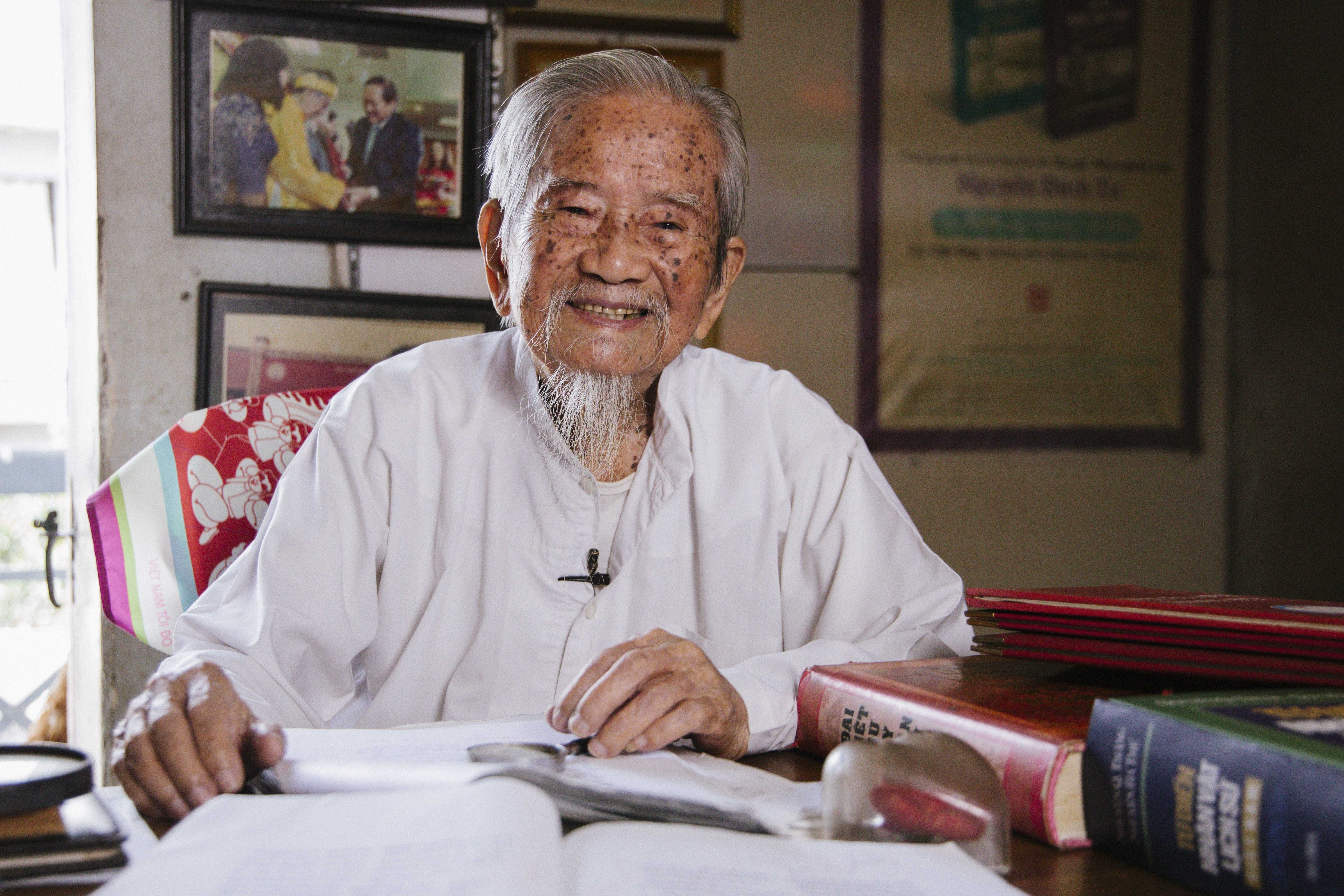 Cu ong 105 tuoi viet sach tri an Sai Gon - TP.HCM hinh anh