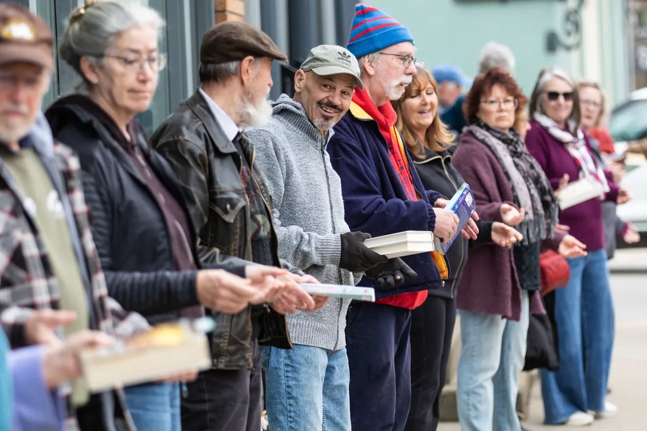 Bang chuyen sach 'chay bang com' hinh anh