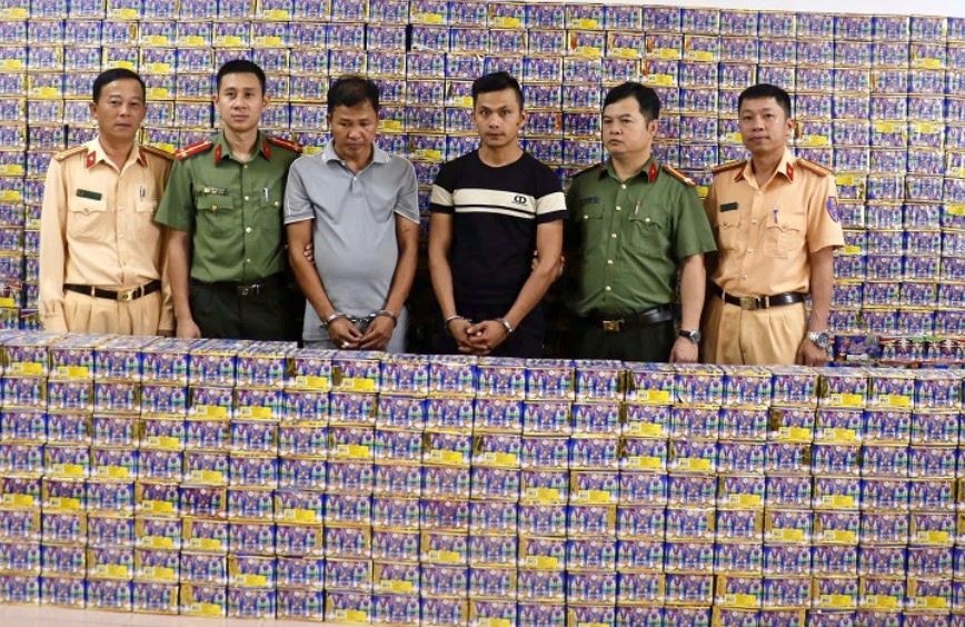 Cong an no sung tran ap hai doi tuong dung oto chuyen 1,5 tan hang cam hinh anh