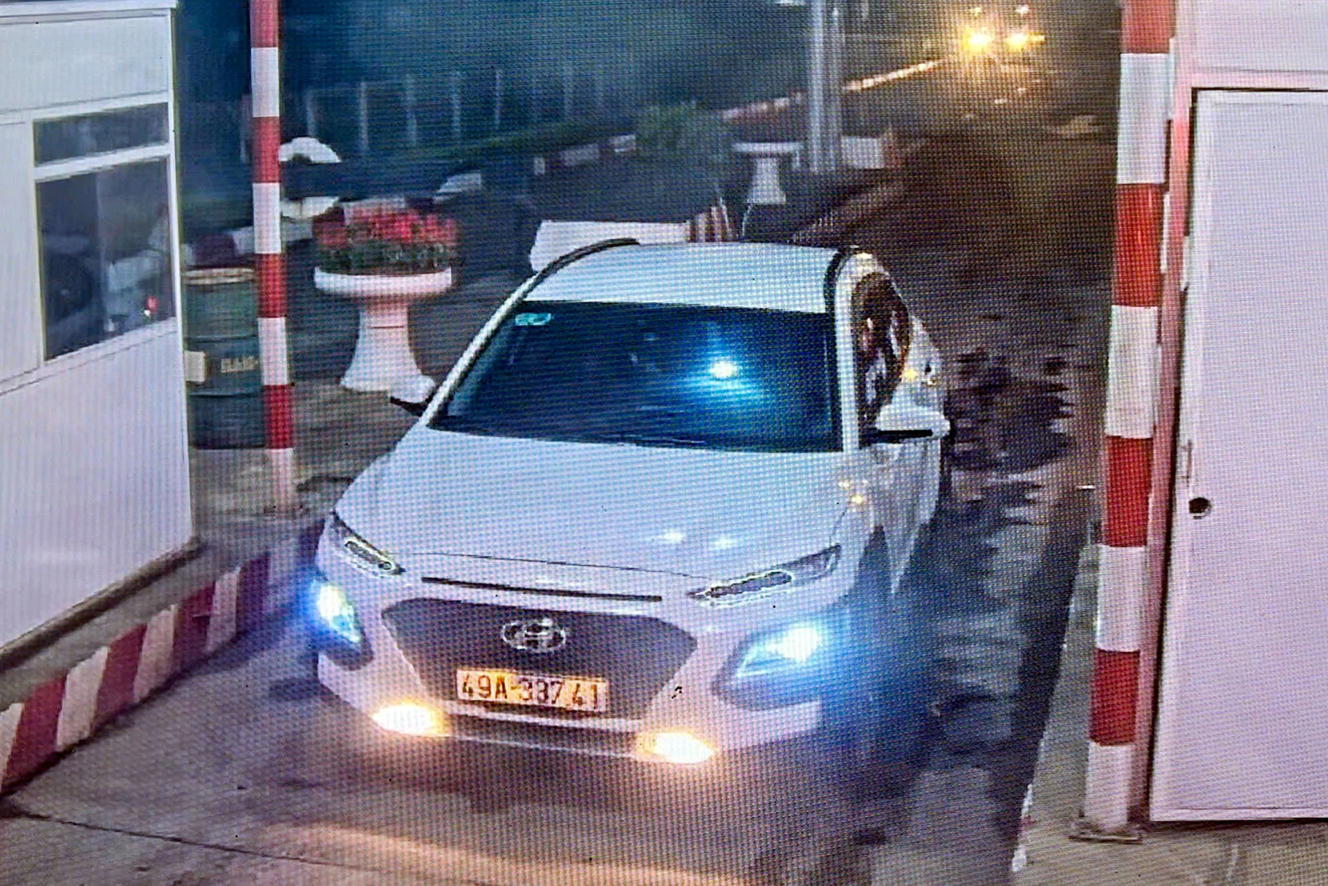 Nguoi dan chi diem xe di nguoc chieu tren cao toc hinh anh