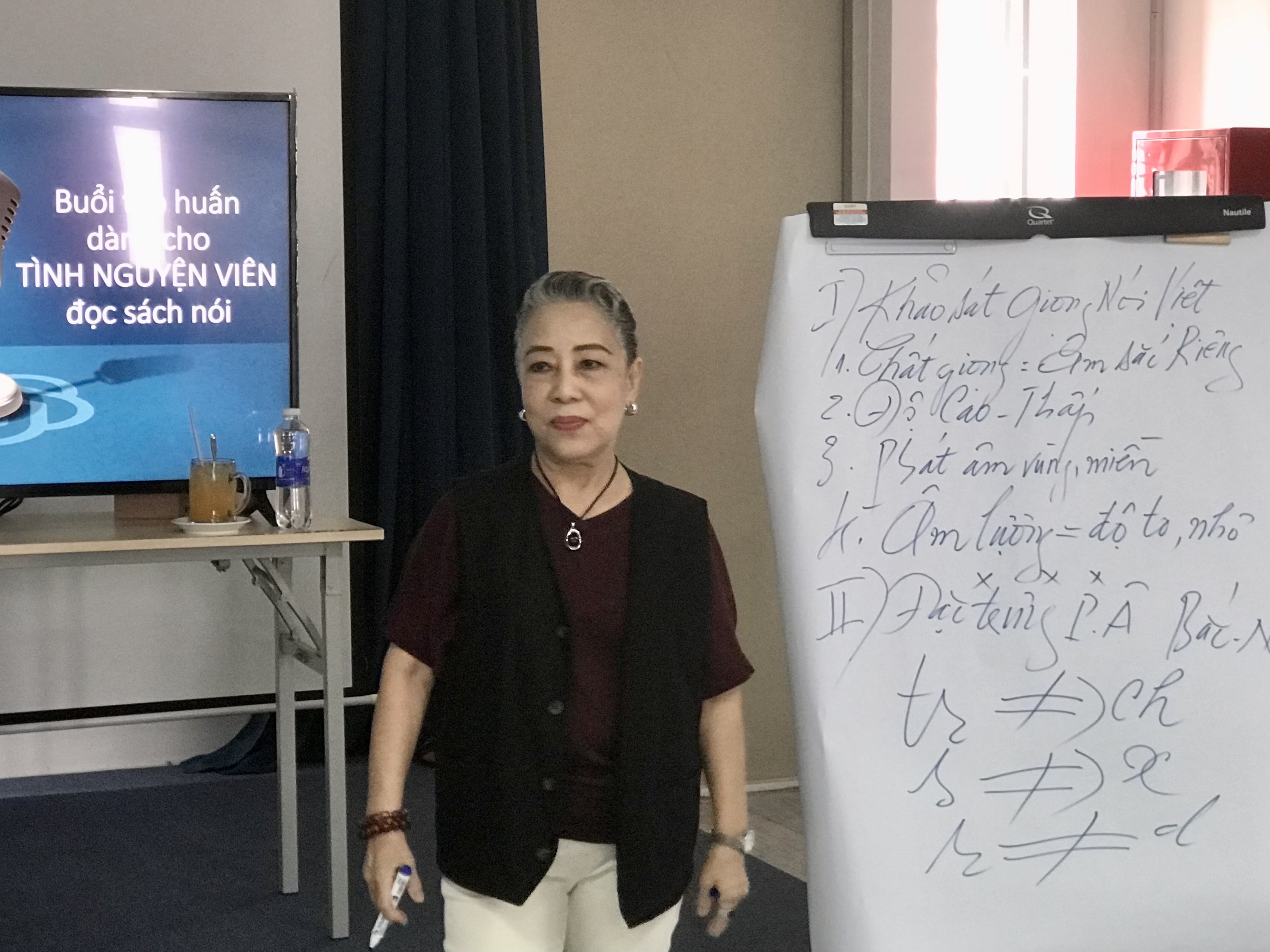 Tap huan giong doc tai Thu vien Sach noi danh cho nguoi khiem thi hinh anh