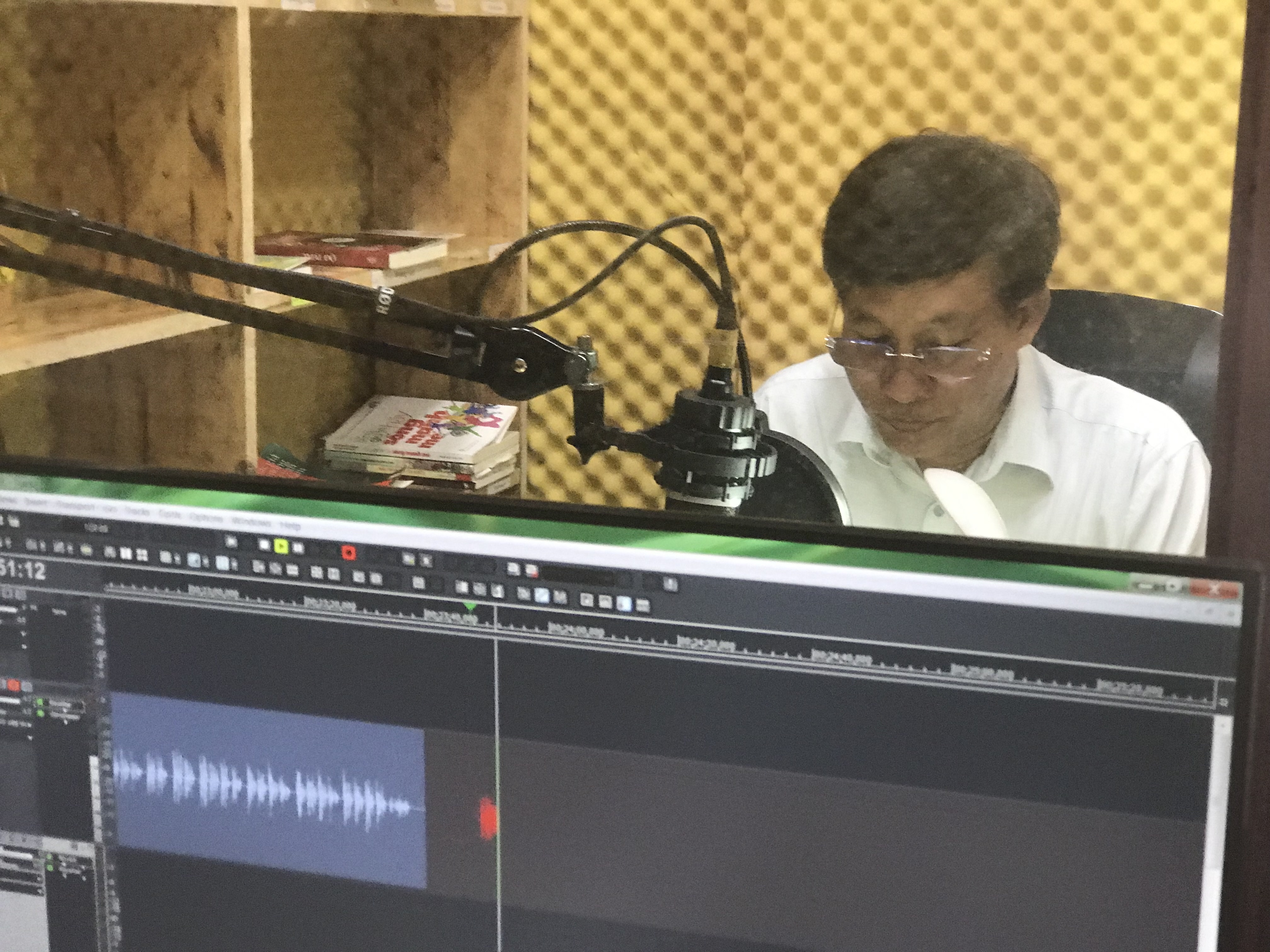 Tinh nguyen vien tai Thu vien sach noi danh cho nguoi khem thi hinh anh