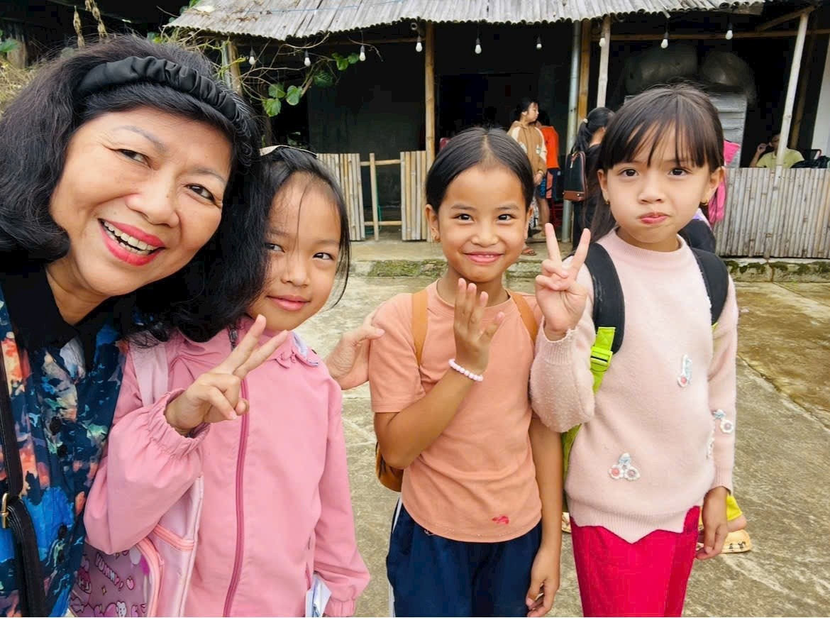 Tang sach tre em anh 1