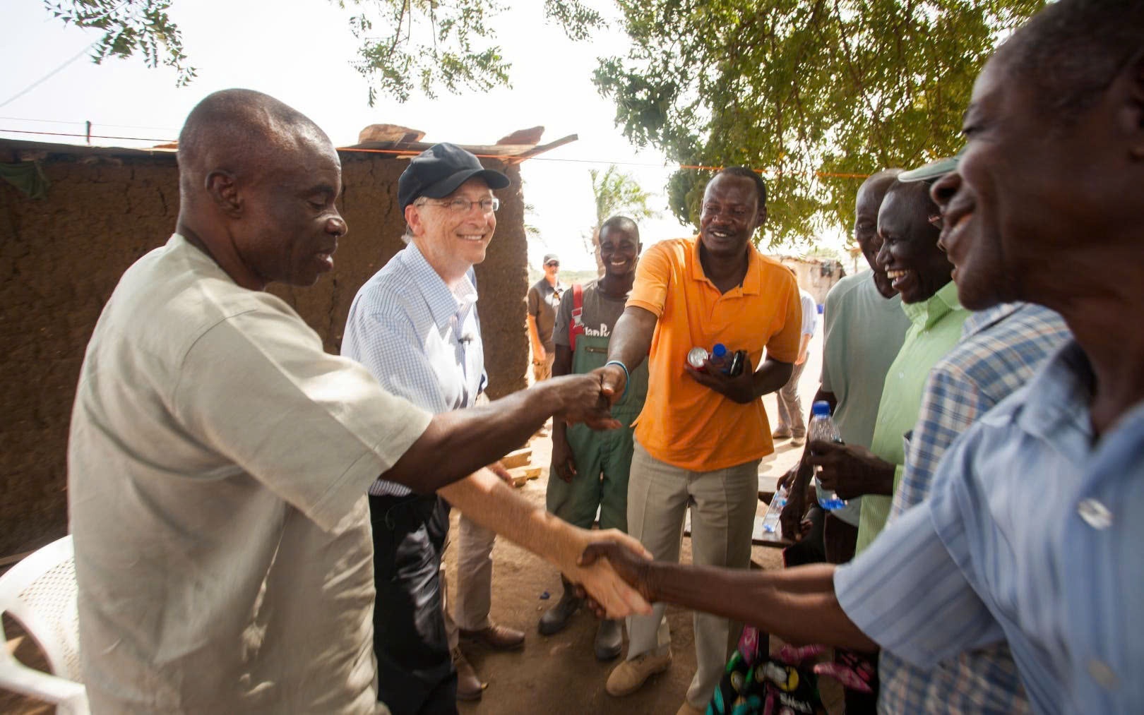 Su that viec Bill Gates gay soc, 'quay lung' voi bien doi khi hau hinh anh