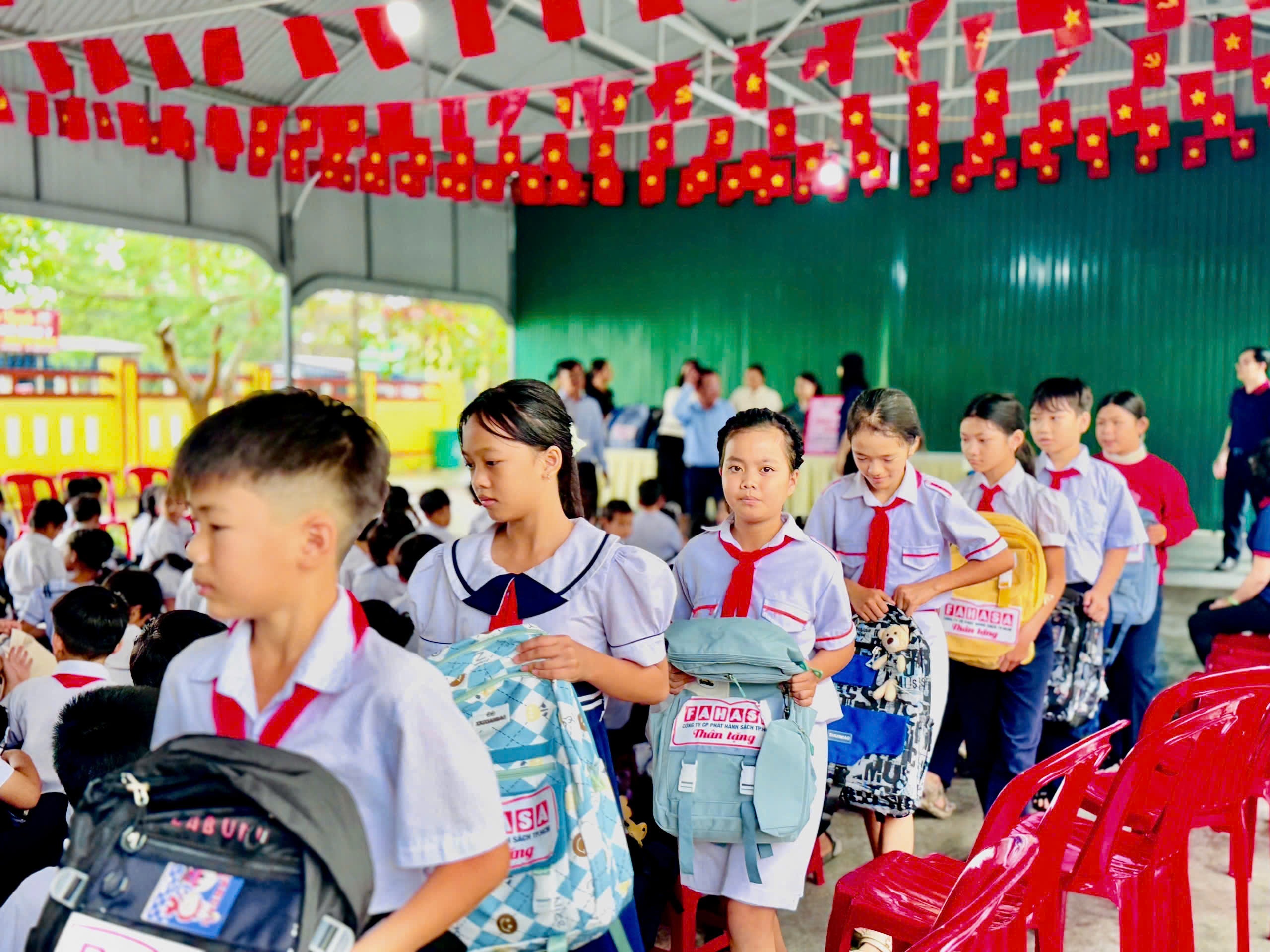 Trao tang hon 1.300 phan qua den hoc sinh vung bao lu hinh anh