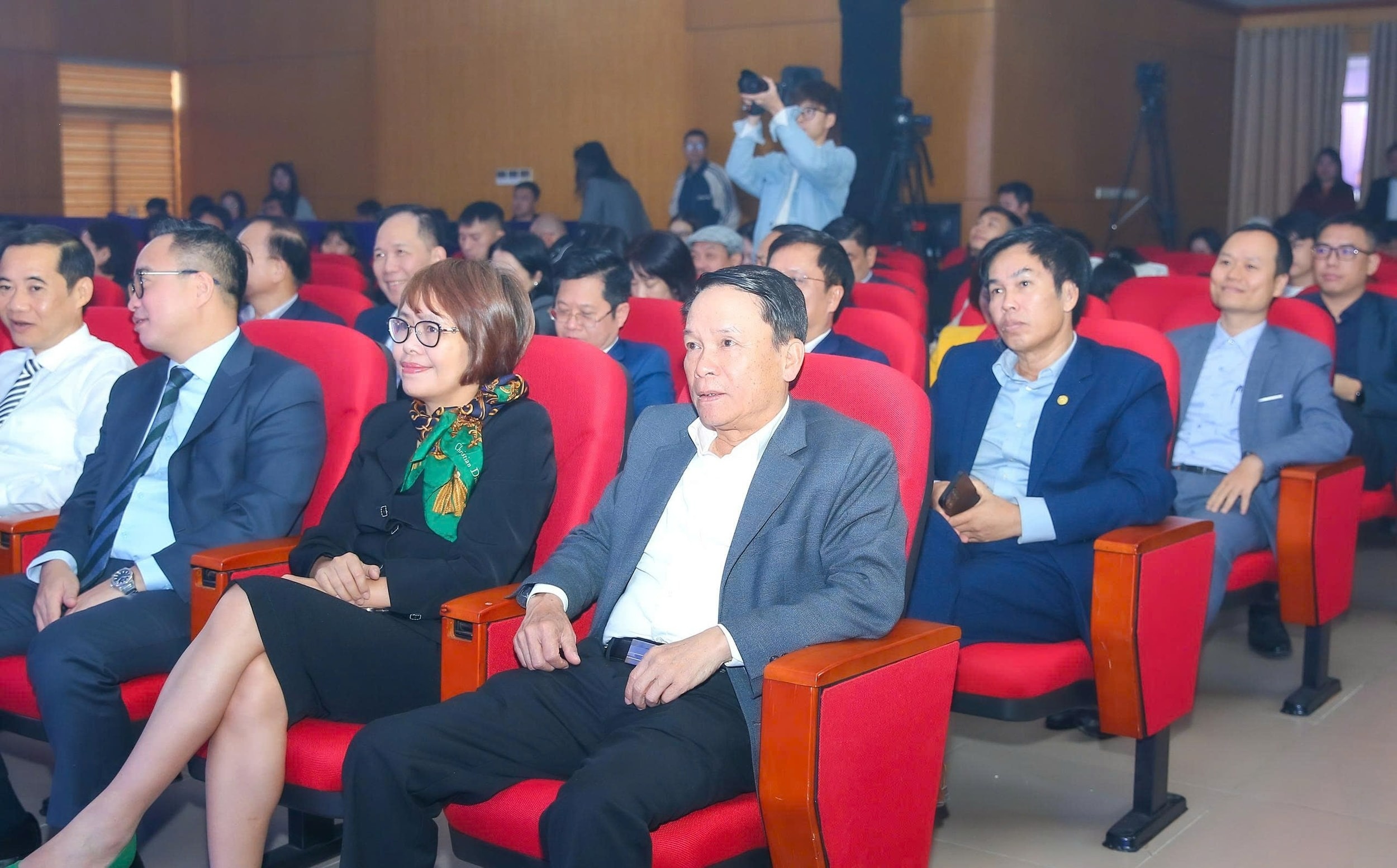 Khoanh khac bao chi anh 2