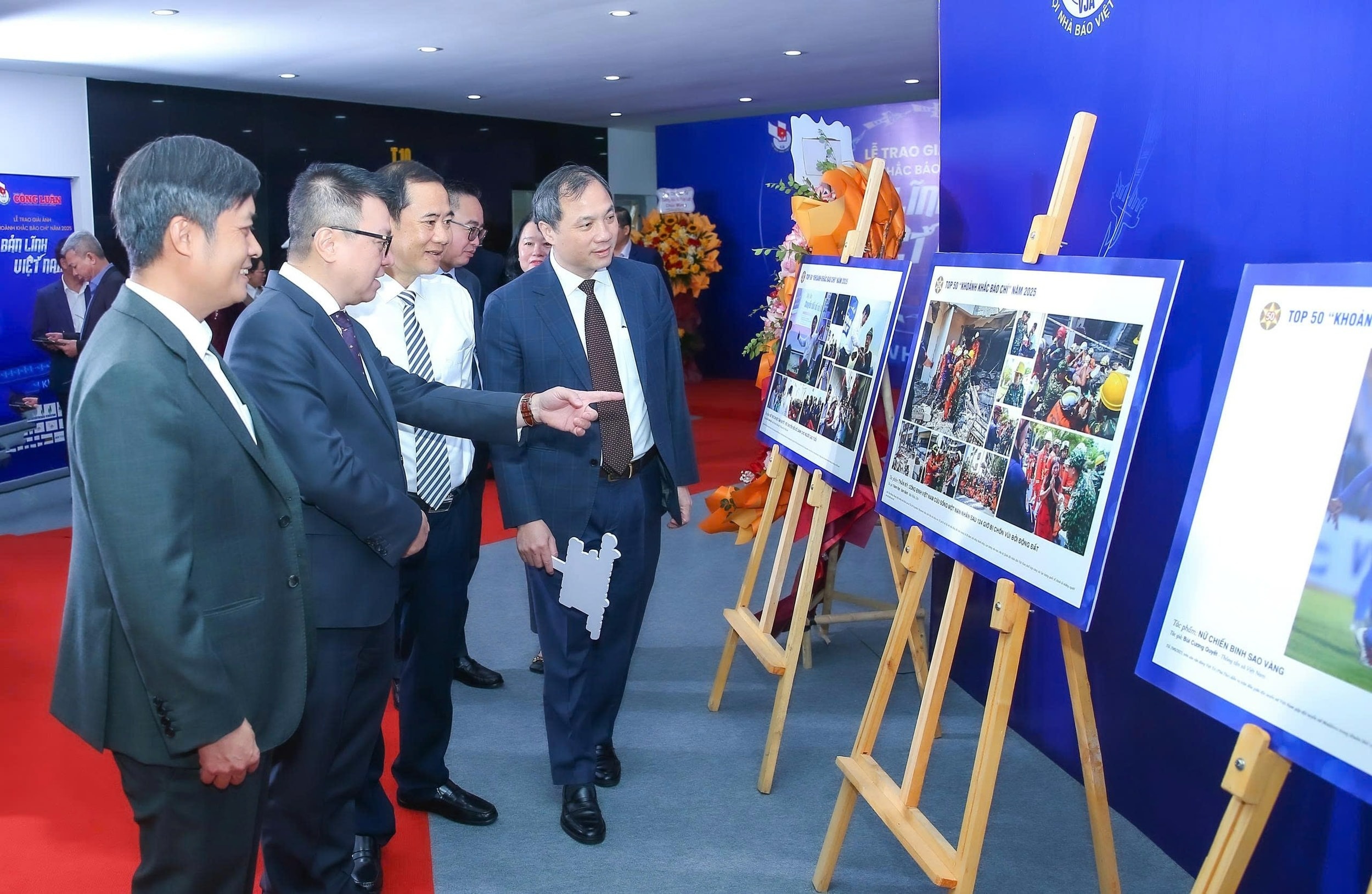 Khoanh khac bao chi anh 7